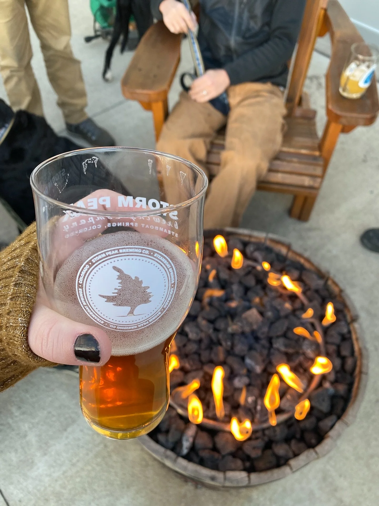 🍺 But have you tried your beer around a fire with friends?? Slowly but surely getting a little crisp out there&hellip; At least in the evenings 😬😬

#stormpeakbrewing #steamboatsprings #colorado #craftbeer #drinktheboat