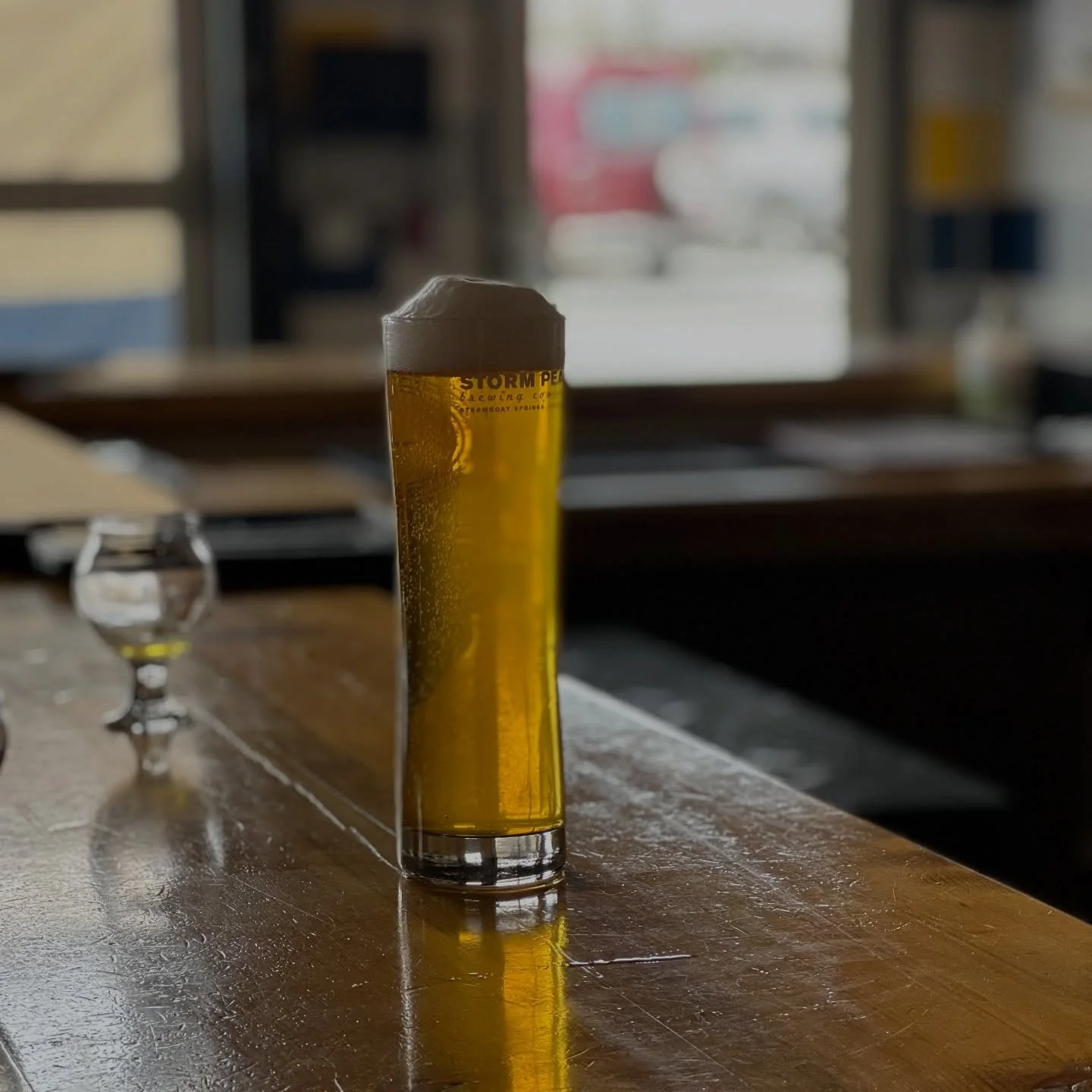 🤩 Just a lil glamour shot to make you thirsty. 

#stormpeakbrewing #steamboatsprings #colorado #craftbeer #taproom