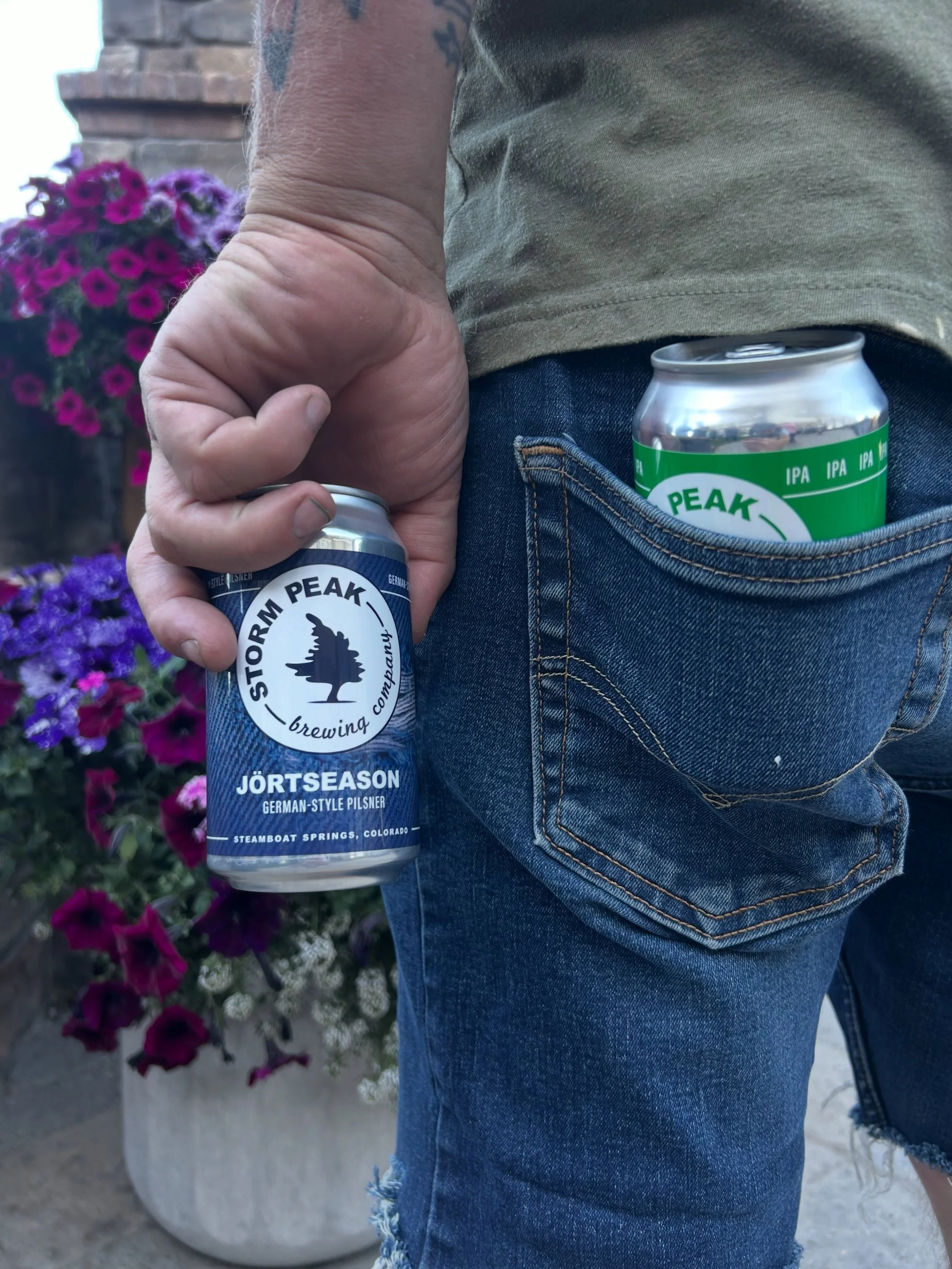 🍺NEW BEER!

✨J&ouml;rtseason is a new German-style pilsner that is a super refreshing treat, and comes in at 4.9%

👖Best enjoyed with homemade jorts.

See ya soon!