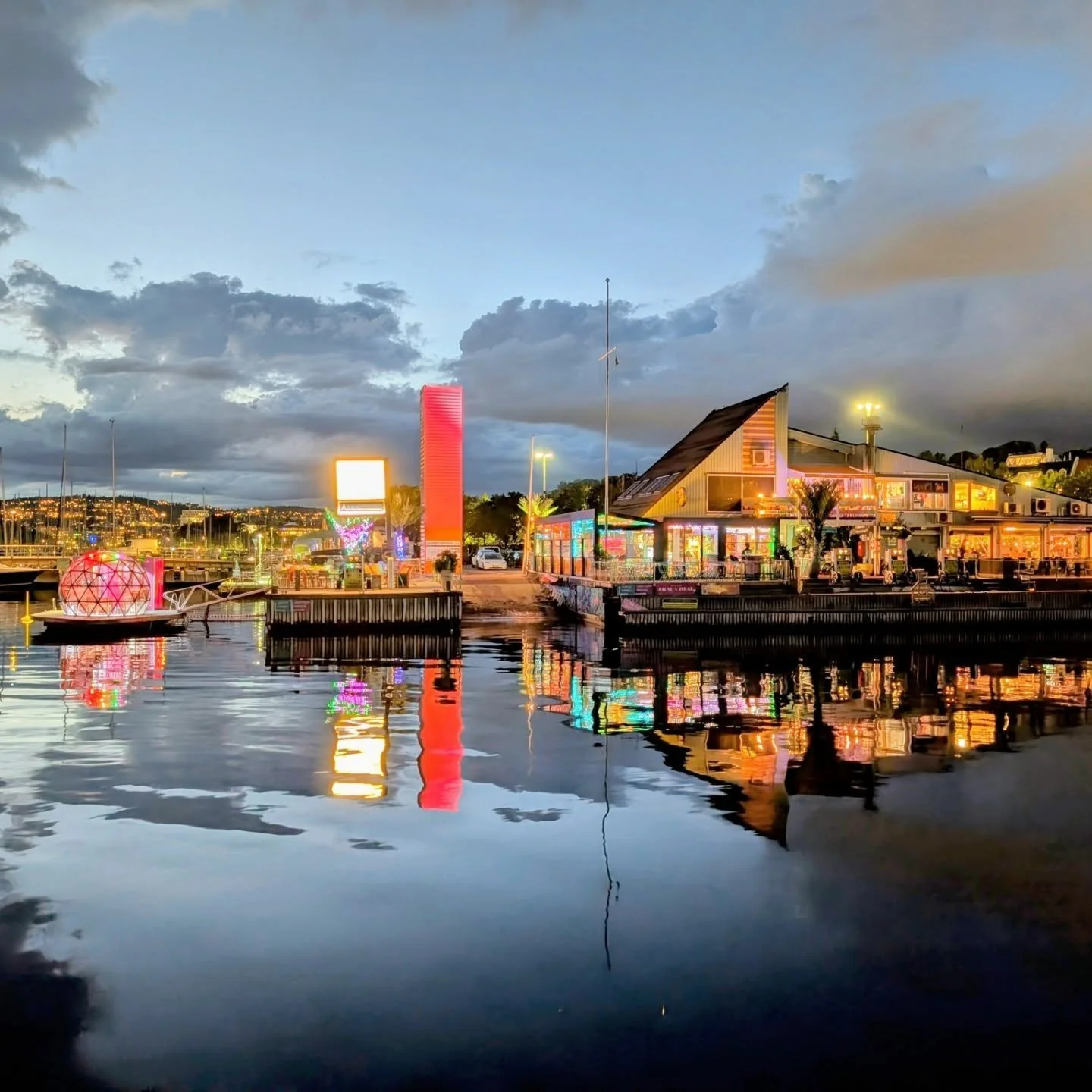 Driftslogg &ndash; Kongen Marina

Regnet h&oslash;ljer ned, lekkasjene avsl&oslash;rer seg selv, og Chef Vasyl har g&aring;tt i puppestadiet for &aring; trylle frem b&aring;de julebords- og vintermeny 🦋.

Toalettet p&aring; herredoen er oppgradert (