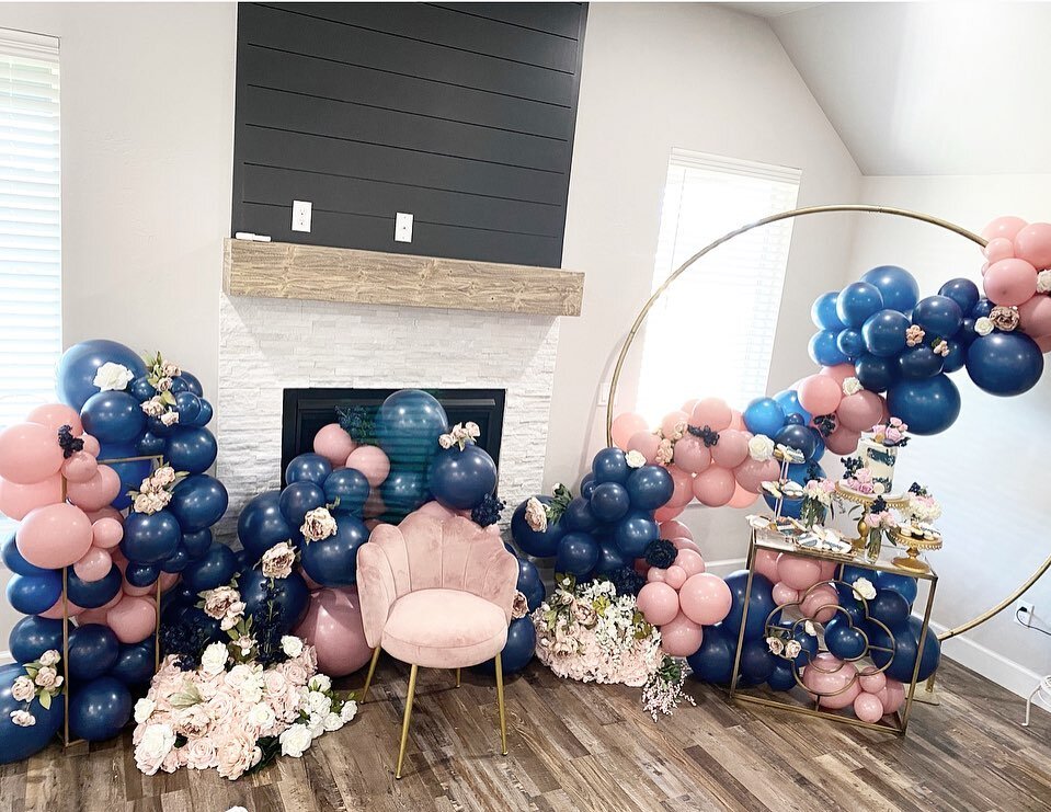 Baby Shower Vibes for sweet baby Remi Reed 💕

An ice storm and no electricity for six days can&rsquo;t stop us from partying 💪🏼

Design/styling/balloons @chelseyflintevents 
Cake @katebakes.okla 
.
.
. 
#balloongarland #balloongarland #flowerwall 