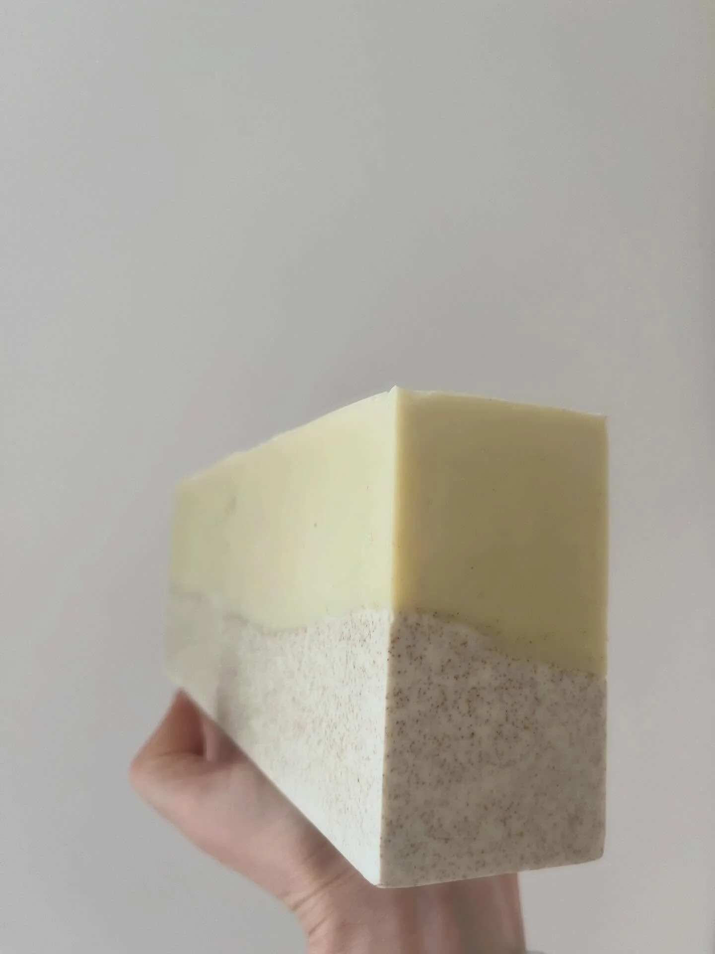 Our new Nectar Scrub before she was cut. 😍 This tall bar has a light fruity fragrance and finely ground walnut shells for a gentle scrub. Hempseed oil adds some luxury. Fragrance free.