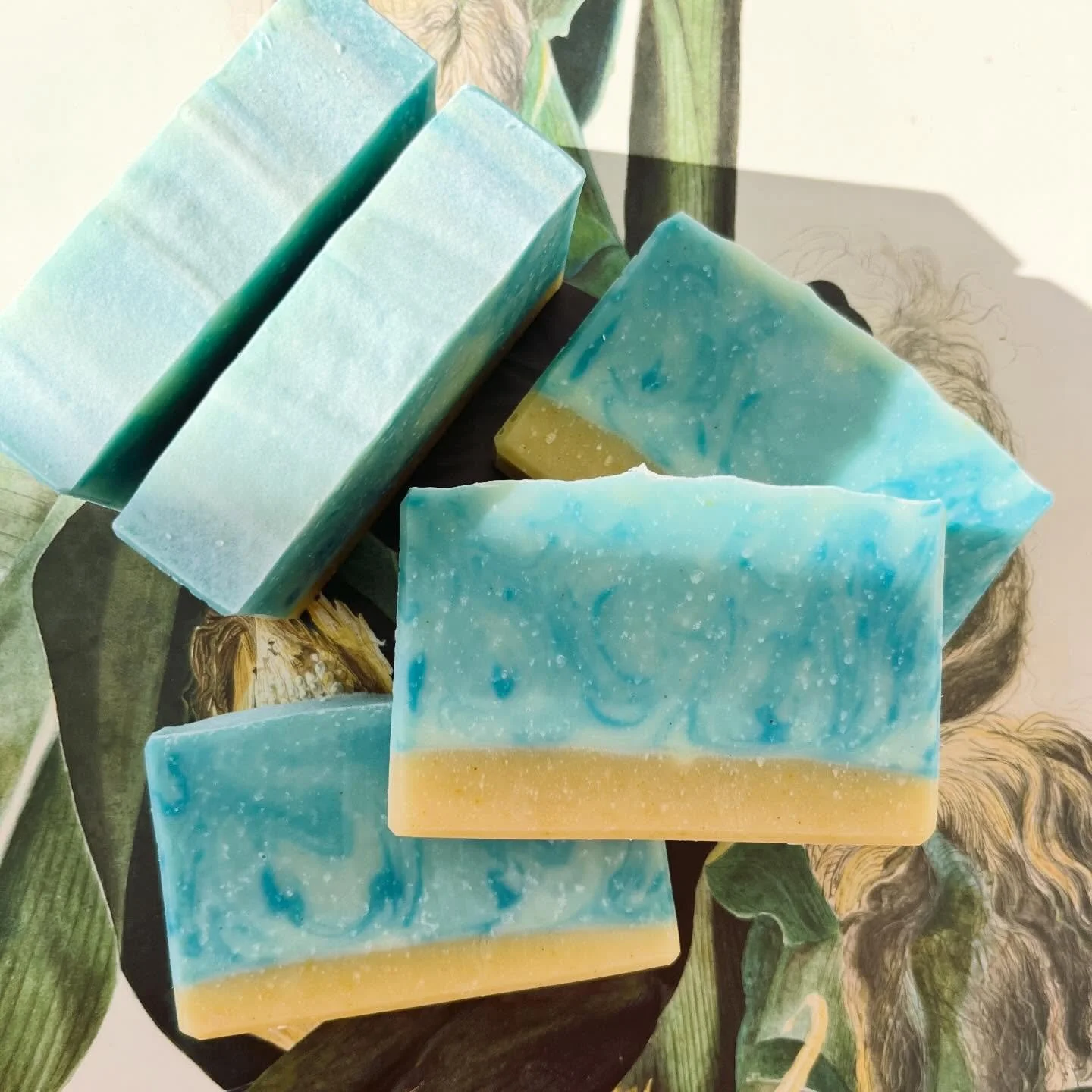 With sea salt, algae and floral notes, this scented bar is reminiscent of the beach day feels. 🏖️ Made with extra-virgin olive oil, coconut oil, and other plant-based oils for a beautiful lather!
