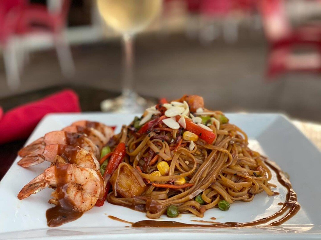Kick up your Saturday with our Asian stir fry. Gluten free noodles and delicious house made sauce topped with shrimp &mdash; pair it with our happy hour wine special for the perfect evening out. 
&bull;
&bull;
#proseccocafe #asian #palmbeachgardens #
