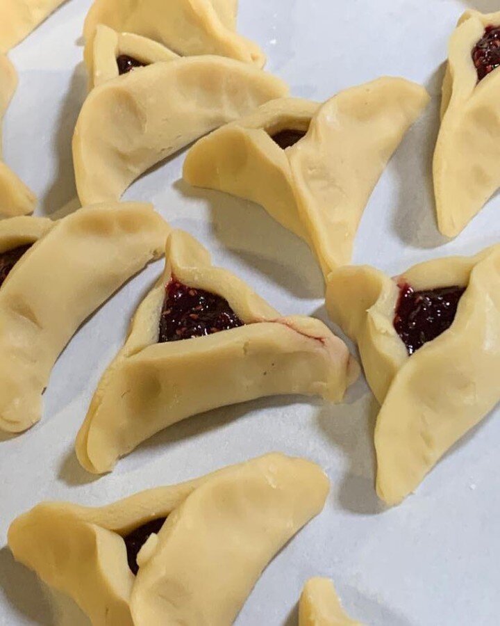 Making the hamantaschen for Purim...come on over and get some for the kids 👰🏻&zwj;♀️🤴🏼🎊 🎭

Want to place an order? Call us: 561-622-3222
&bull;
&bull;
#purim #hamantaschen #cookies #proseccocafe #palmbeachgardens #bakery #freshbakedcookies