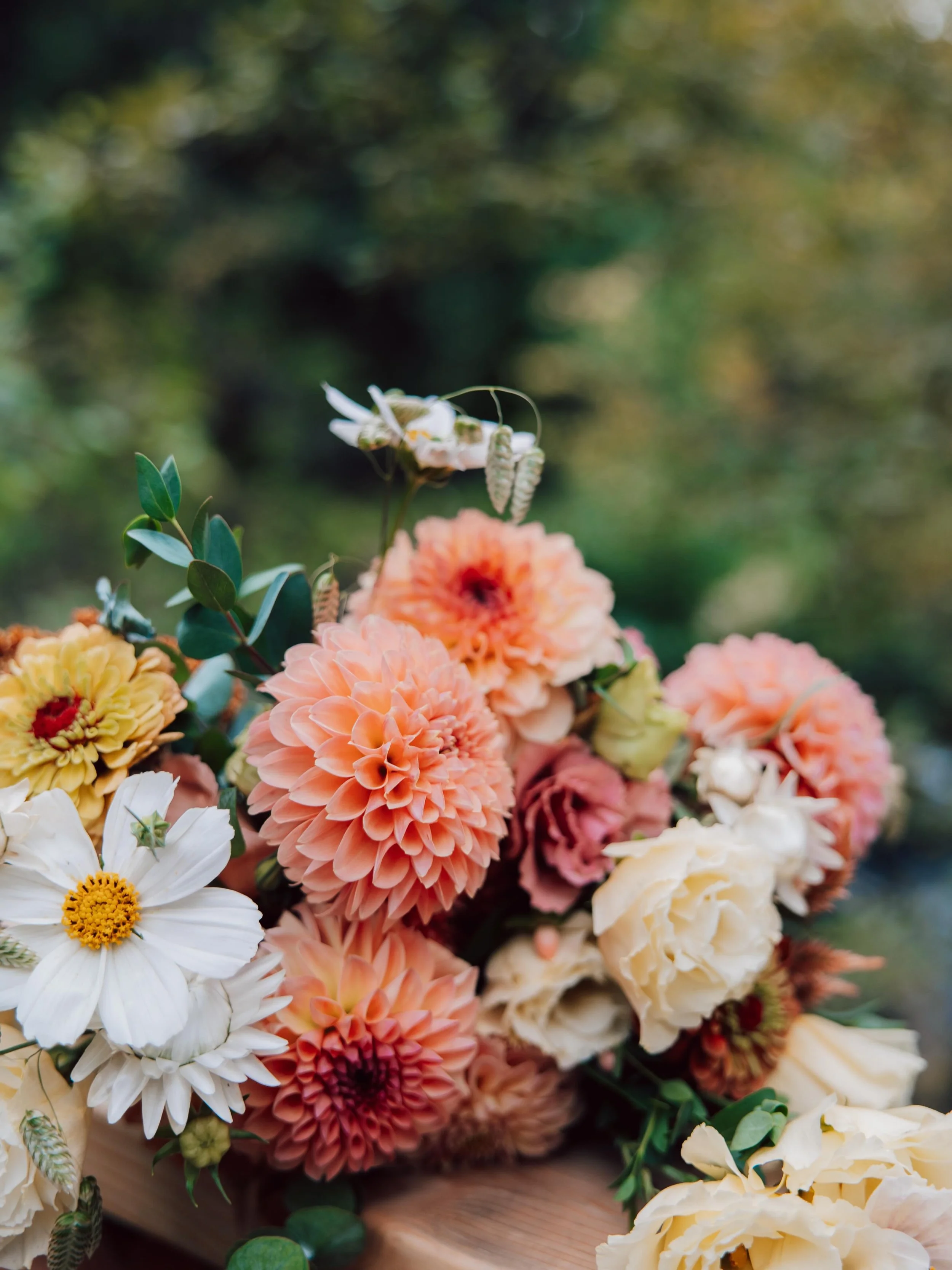 Sometimes in the middle of a full wedding season, you need a second to slow down and take it all in&hellip; 🌿

The in-between moments, the details, the florals that were chosen so intentionally&mdash;they deserve just as much attention as the big mo