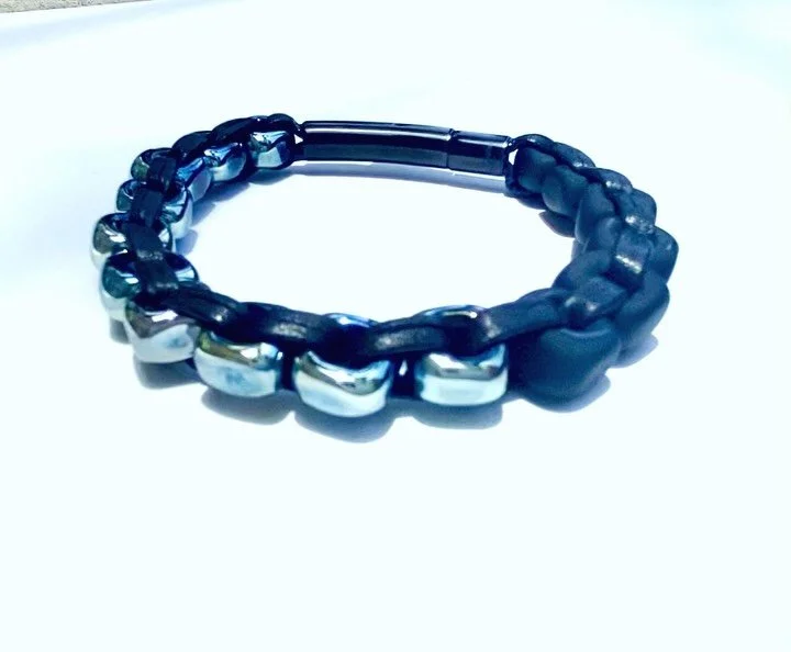 .CoNtRaSt

#glassart #glassjewelry #contemporaryjewelry #artjewelry #arubaart