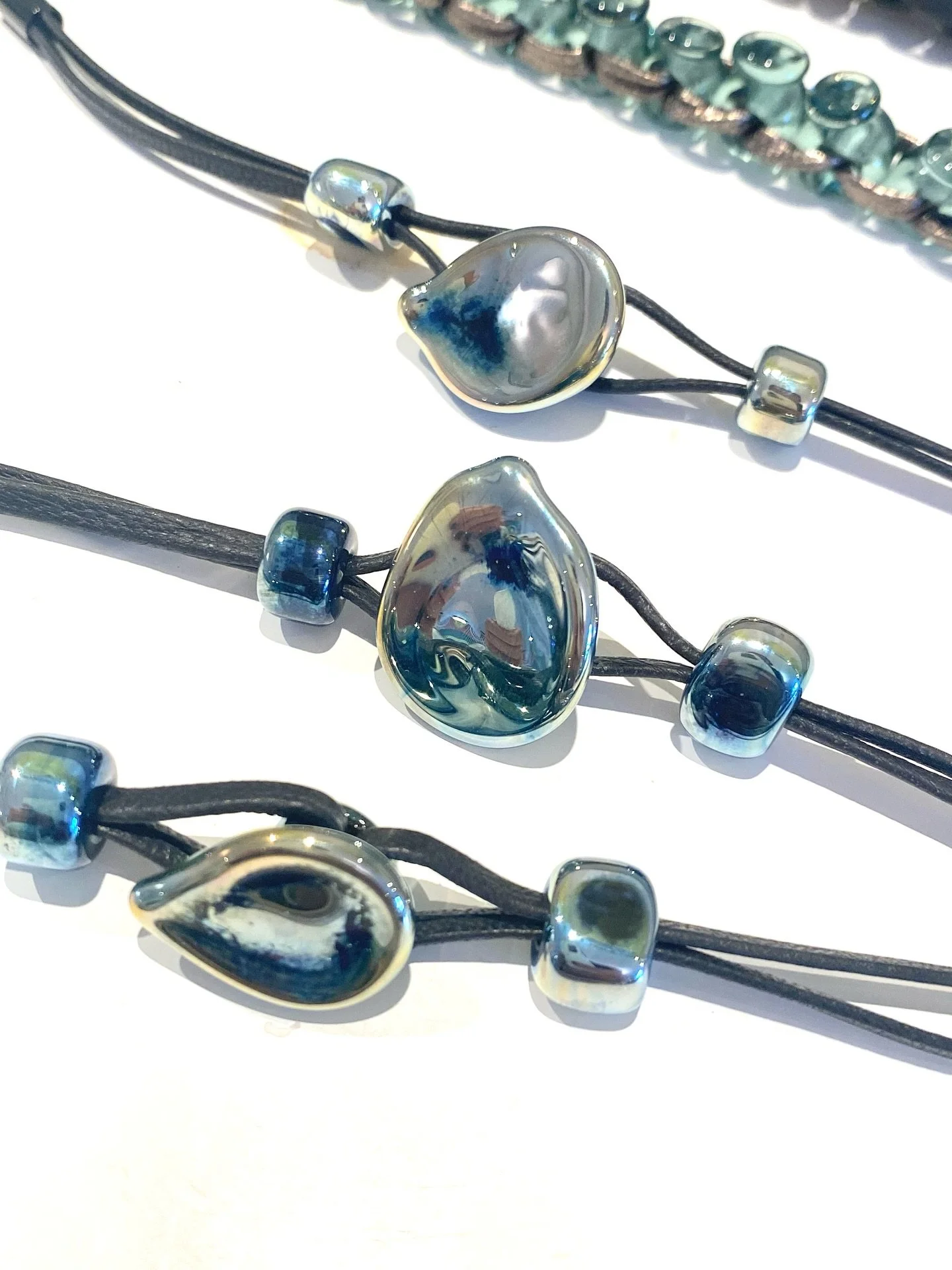 Fresh on the workbench&hellip; Streetwear bracelets.
#artglass
#glassart
#contemporaryjewelry 
#glassjewelry
