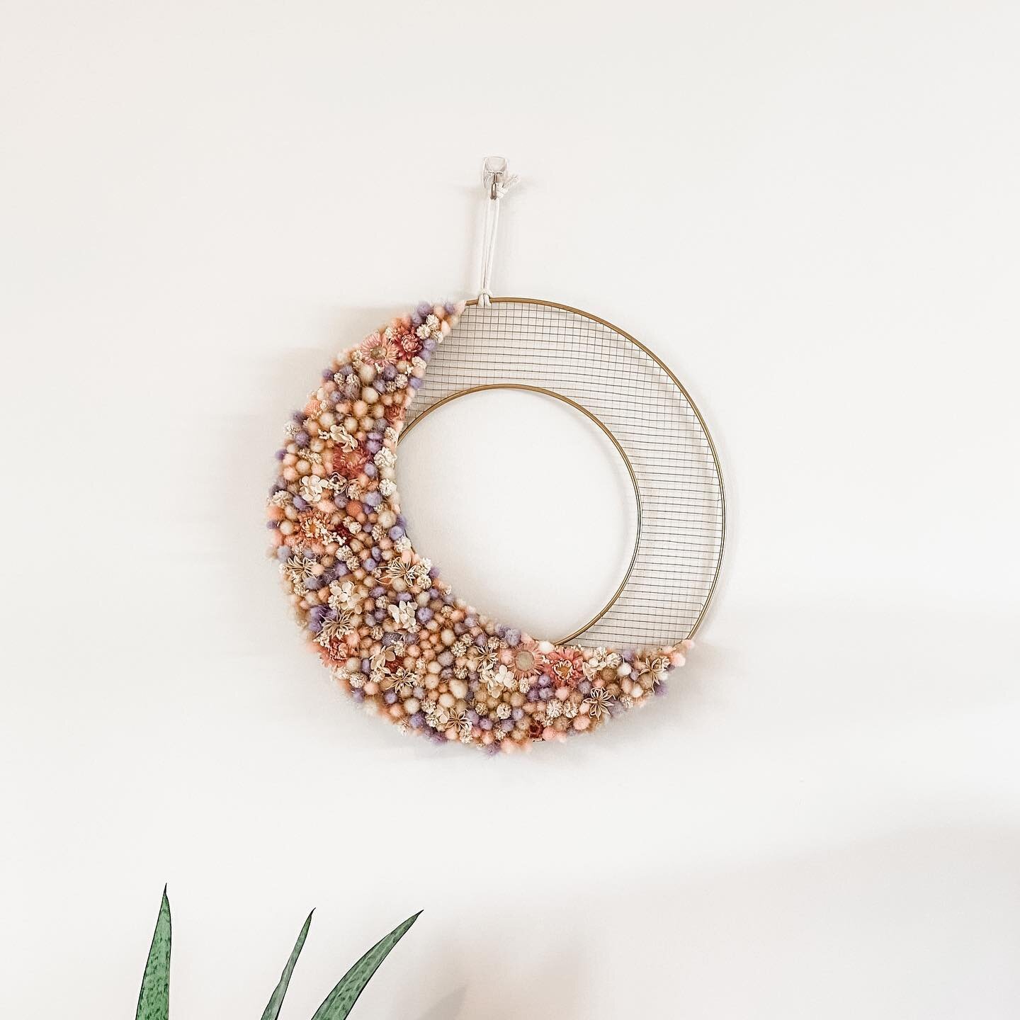 Inspired by a bridal bouquet we made a couple weeks ago. ✨🌙

I picture this dried floral crescent moon wreath hanging in a babies room or above someones console table and it makes me so happy!

Only one available in store now ✨

🌙✨🌙✨

#wildfloraan