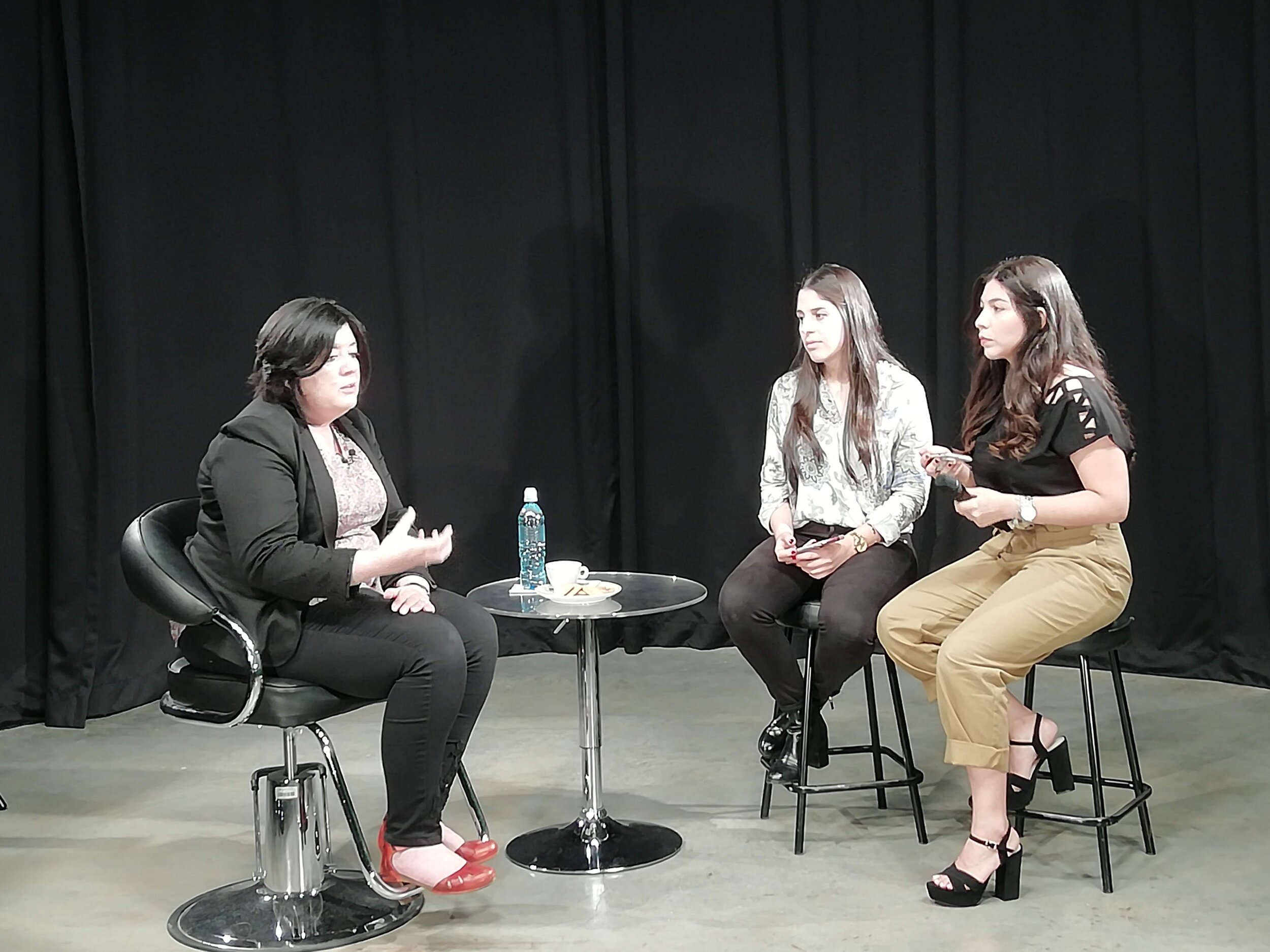 estudiantes entrevistando a la destacada arquitecta dra.Zuhra Sasa.jpg