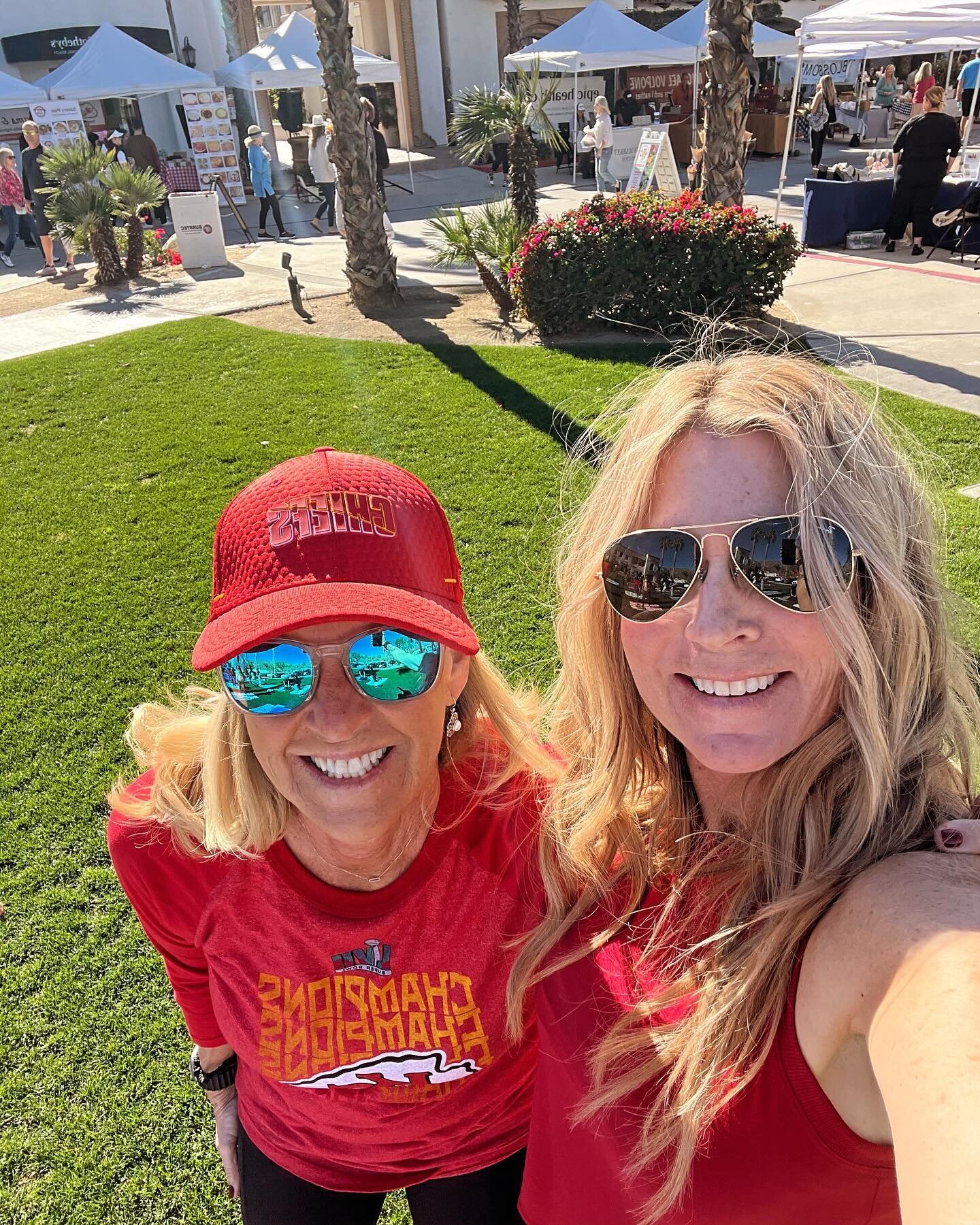 Yoga gives us space to cultivate love &amp; tolerance for all&hellip; including Chiefs Fans! 😂

It was a beYOUtiful  practice today on the lawn. 
What a gift our outdoor space is. &hearts;️

Enjoy the SuperBowl! 🎉
Go NINERS! 🏈