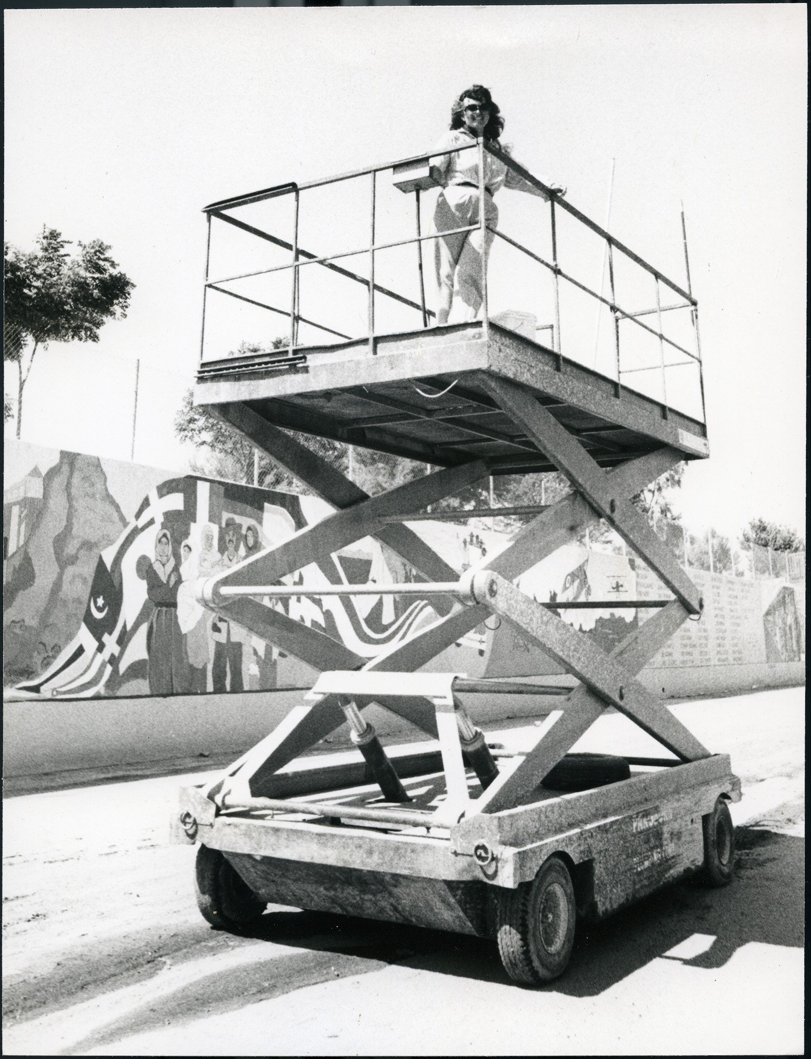  Judy Baca on a scissor lift,&nbsp;© SPARC 1983, courtesy of Judith F. Baca and the SPARC archives. Photo: Linda Eber, 1983.&nbsp; 