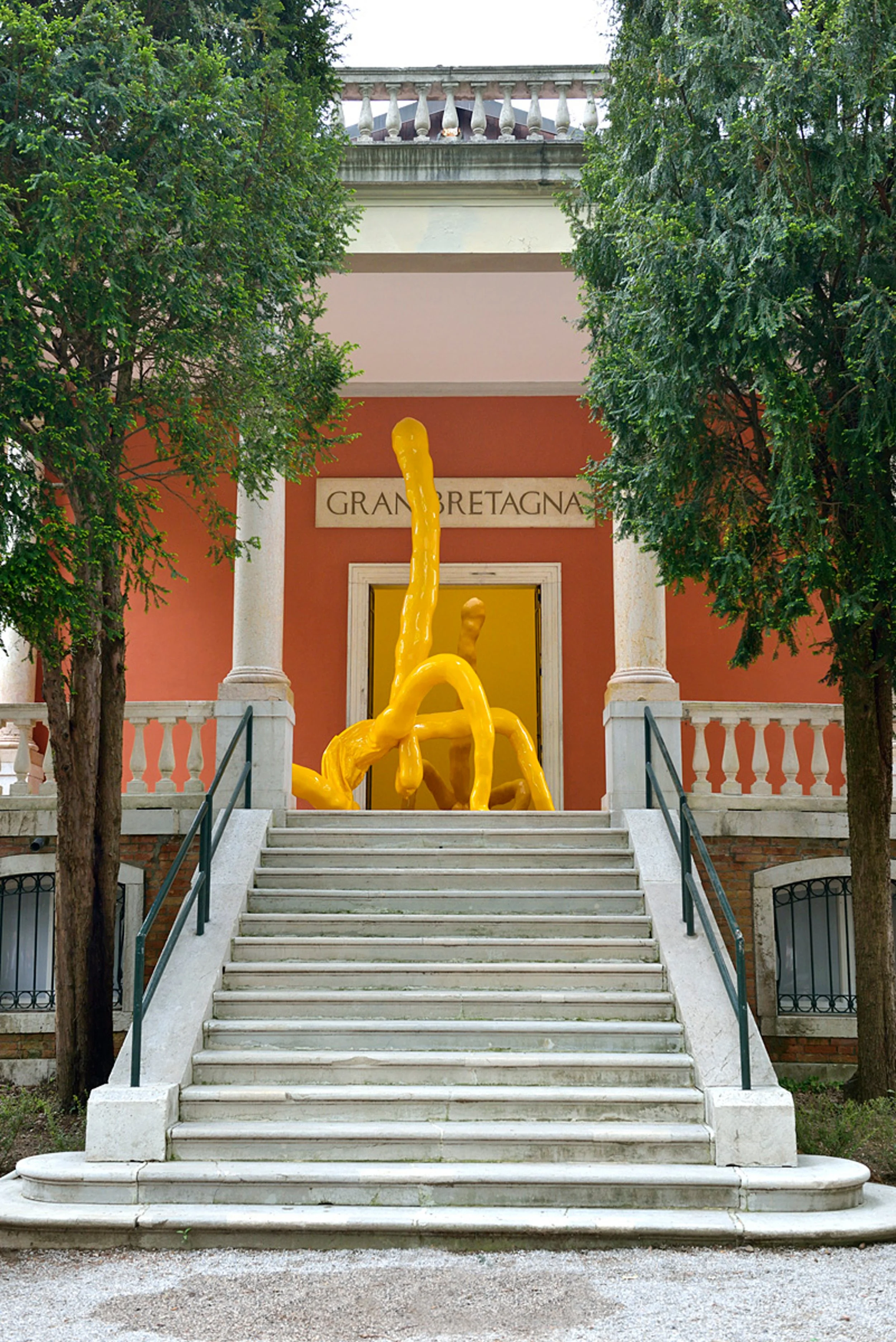 MONUMENTAL SARAH LUCAS SCULPTURE STARS IN BONHAMS 20TH AND 21ST CENTURY ART EVENING SALE ON 5TH MARCH IN LONDON