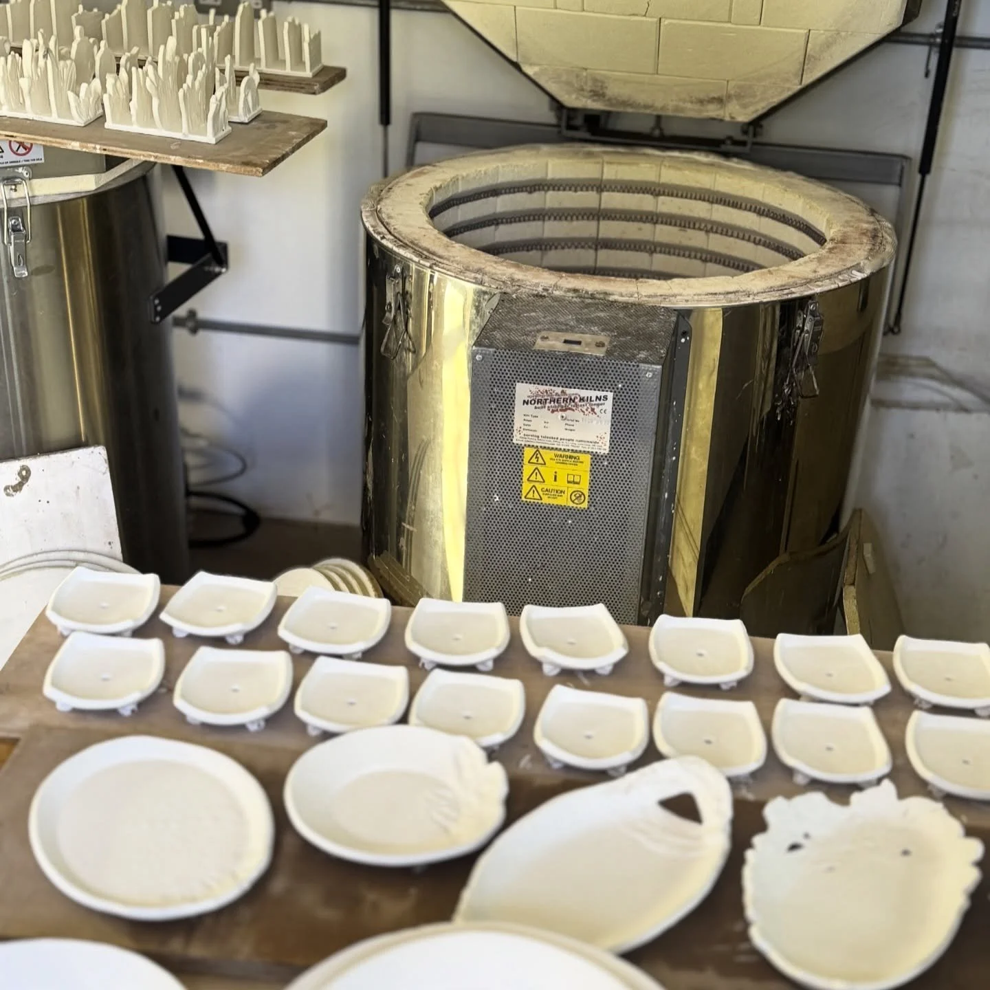 Loading the kiln today&hellip;

Looking forward to a toasty warm day in the studio tomorrow!

.
.
.
#scottishpotters
#edinburghmakers
#potterystudio 
#kilnloading