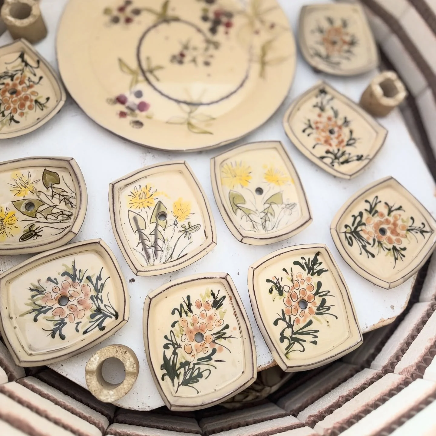 Sorting and packing new pieces fresh from the kiln&hellip;

Thankfully nothing scary! 
Happy halloween, happy Samhain! 

#handmadesoapdishes
#seabuckthorndecoration 
#dandelionpottery
#seabuckthornpottery
#inspiredbynature
#scottishpotters
#asapothec