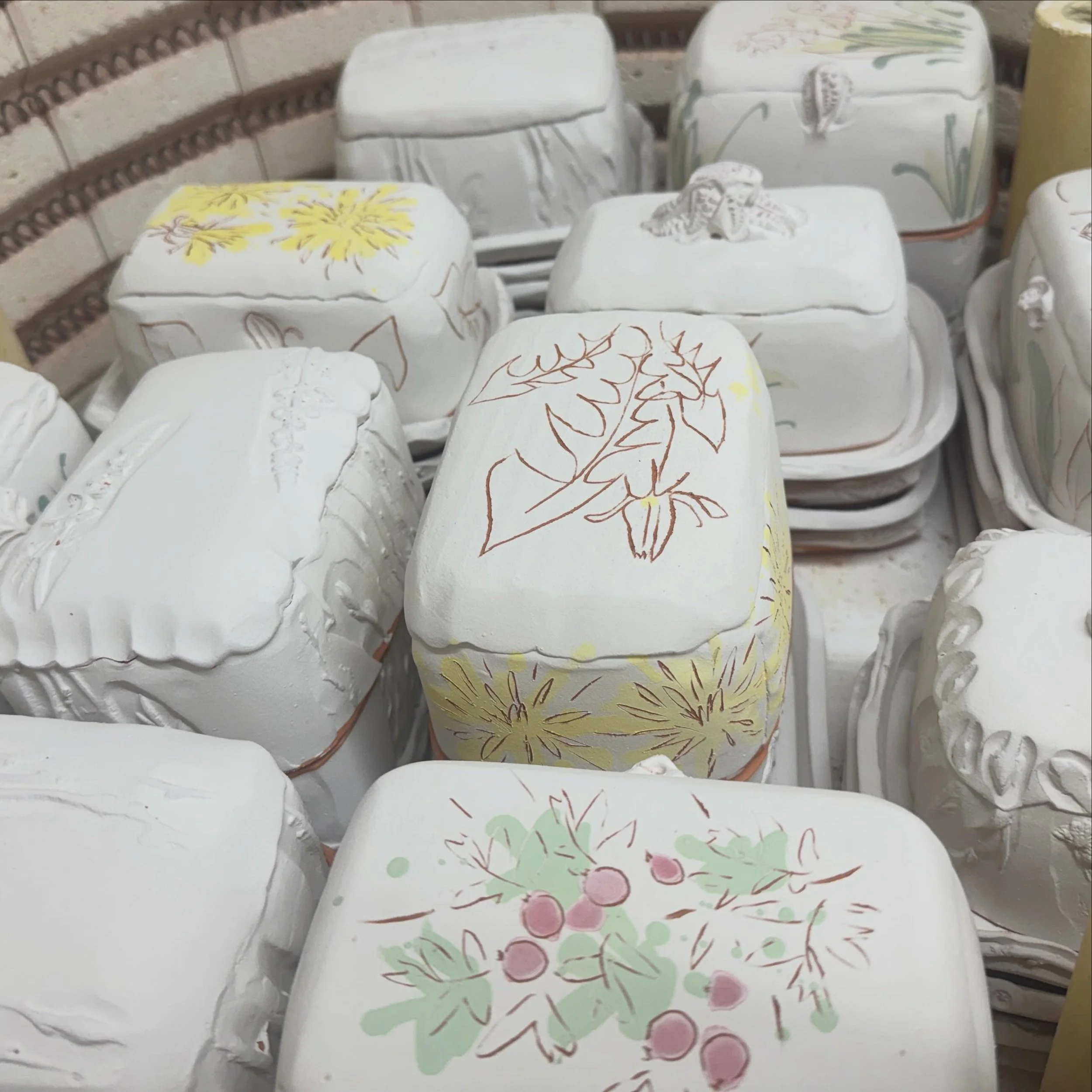 Unloading a bisque kiln this morning. I&rsquo;m excited to see how these new butter dishes come out. It&rsquo;s a new design I&rsquo;ve been working on. Hopefully coming with me to Potfest Scotland in two weeks time. Eek!

@potfest.co.uk 
@sconepalac