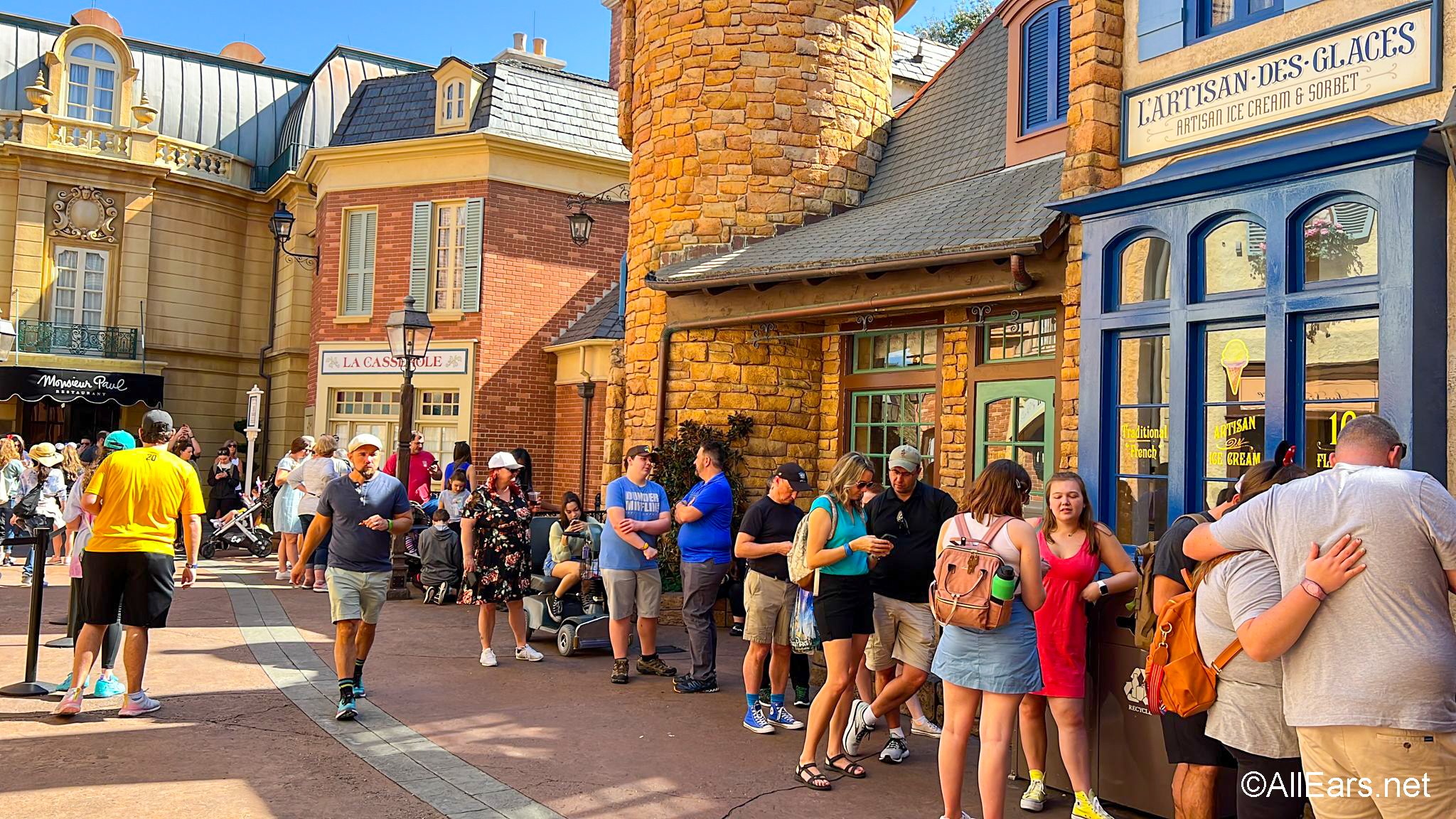 2022-wdw-epcot-crepes-a-emporter-line.jpg