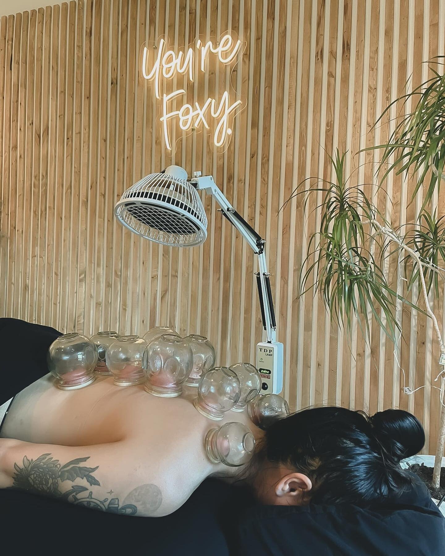 Acupuncture + Cupping + Sarga Bodywork + Sound healing = One deluxe treatment for this beautiful lady today. We love layering different modalities into your treatment for a multidimensional healing session. 

#soundhealing #acupuncture #lowerlonsdale