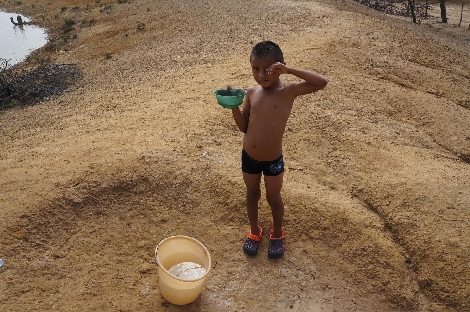 A Wayuu child who walked several kilometers to reach the water of a Jaguey. La Guajira, Colomba. Photo by V.Circe.