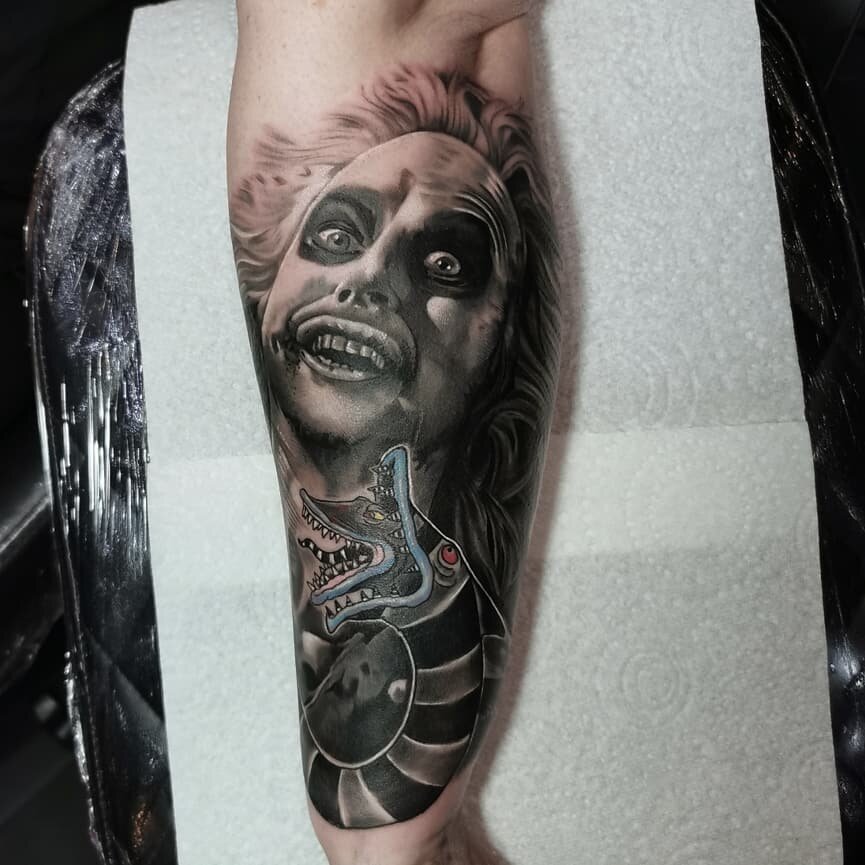 Beetlejuice tattoo done on @melissabernadette15. Sat like a champ as usual 😁.

@killerinktattoo
@worldfamousink
@stencilstuff
@inkjecta
Proudly sponsored by@elgatonegrotatt

#tattooartistsmagazine #tattoo #tattooartist #tattooer #tattooartist #tatto