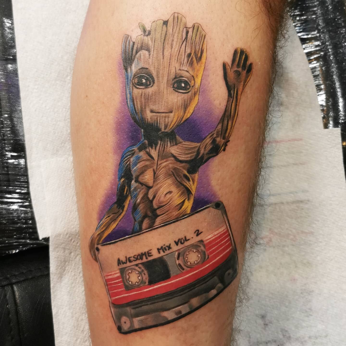 Cool little Groot tattoo I got to do last week.
@killerinktattoo @kwadron @inkjecta @stencilstuff
Proudly sponsored by @elgatonegrotatt

#coulourrealismtattoos #colourtattoo #groottattoo #marveltattoo #guardiansofthegalaxy #tattoorealistic #tattoosfo