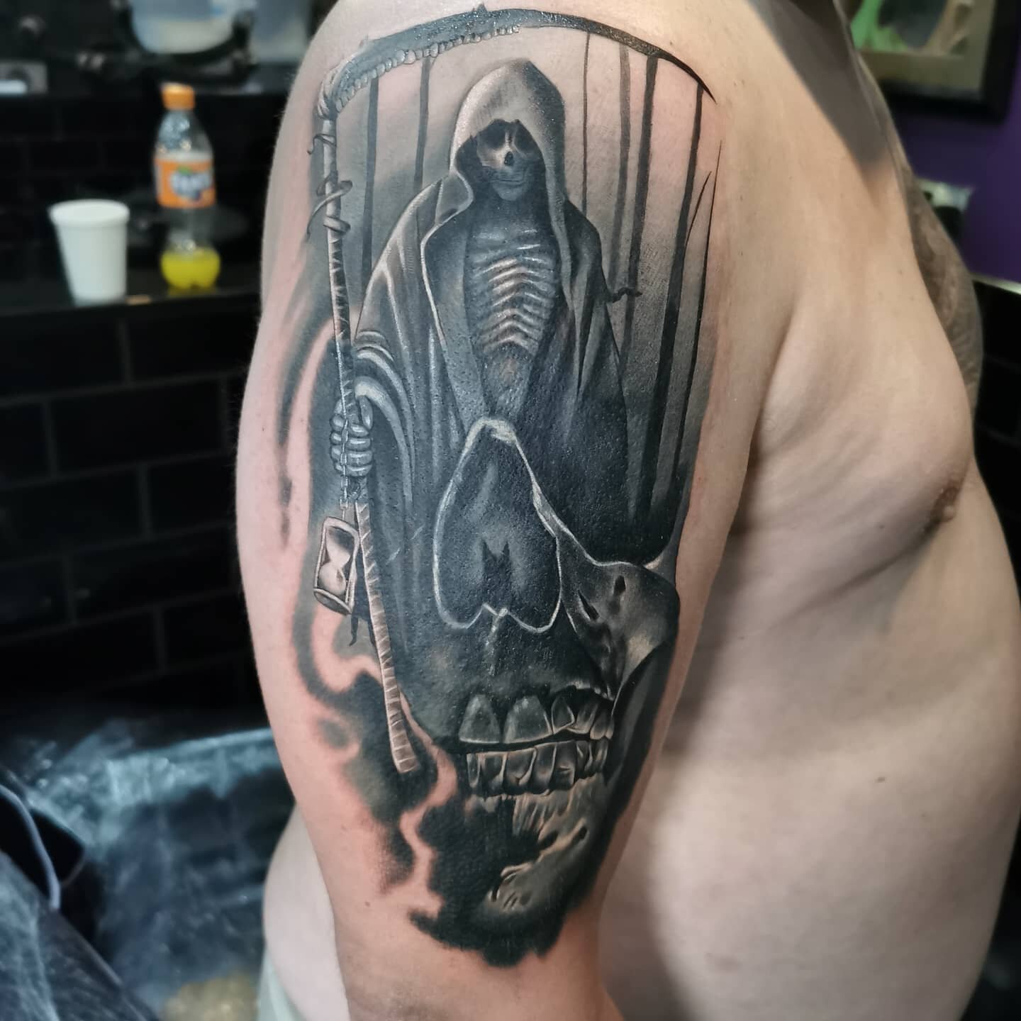 Skull /reaper cover up done on Glynn today.
@killerinktattoo @stencilstuff @kwadron
Proudly sponsored by @elgatonegrotatt

#coveruptattoo #skulltattoo #grimreapertattoo #tattoorealistic #tattoosformen #tattoo #tattoosofinsta #tattoodo #tattoolifestyl