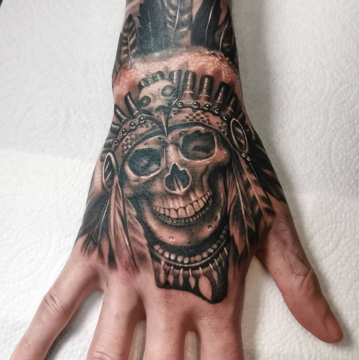 Skull and headdress hand tattoo.
@ezcartridgecouk @killerinktattoo @fusion_ink @stencilstuff
Proudly sponsored by @elgatonegrotatt

#tattoo #tattoorealistic #skulltattoo #realismtattoo #realism #tattoosleeve #tattoosformen #tattoosofinsta #tattoodo #