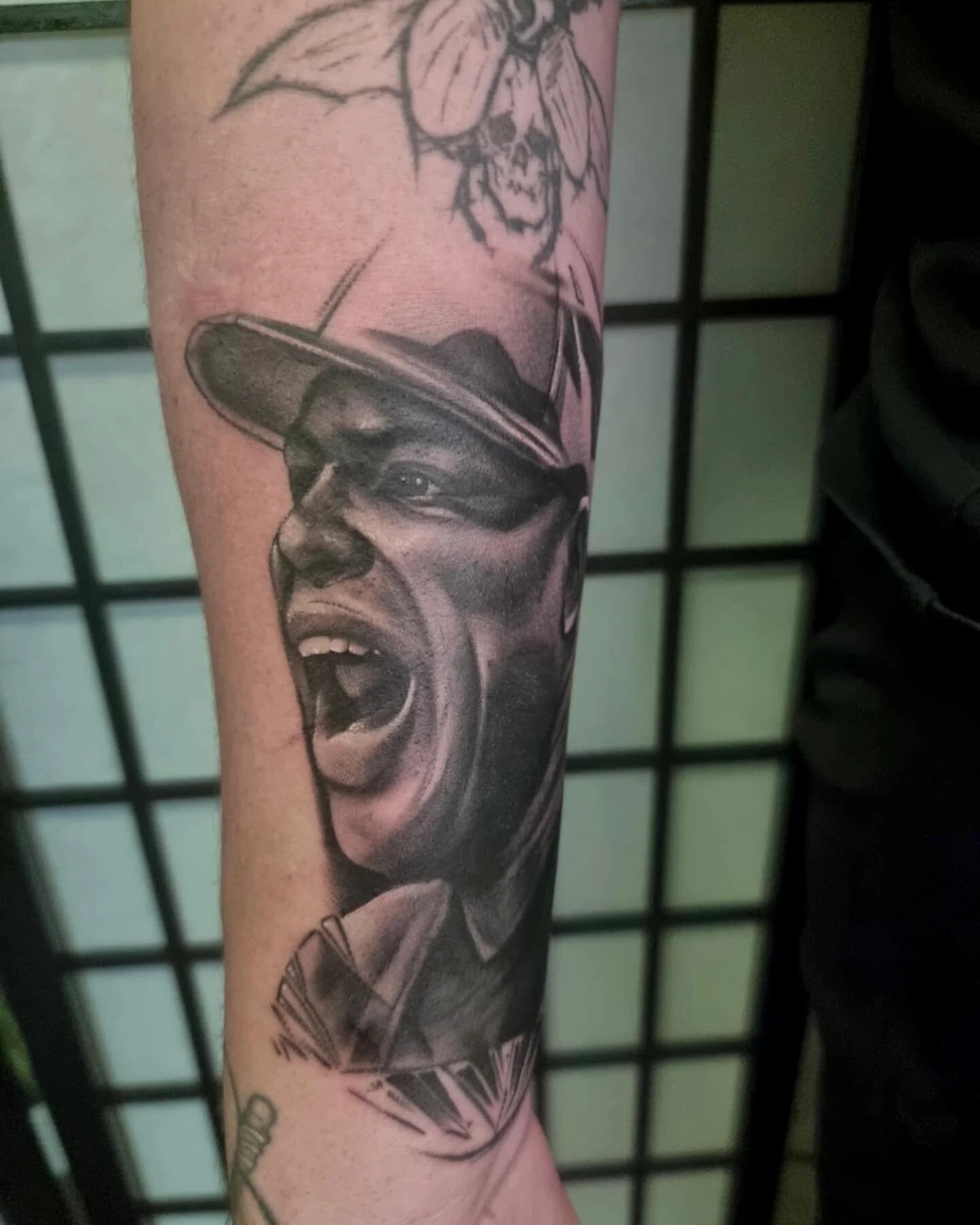 @etthehiphoppreacher portrait done for @malkyfrasertattoos (beetle above done by @robdansontattoo)

@freebirdtattoos