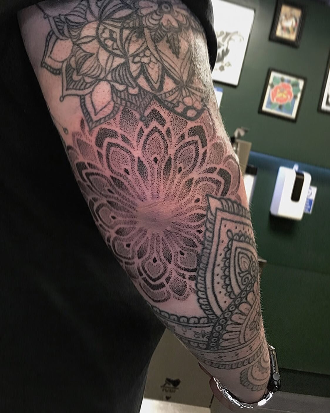 Elbow mandala for @itssgraceyy__ 🙏🏻

Direct message if your interested.

@freebirdtattoos 

-
-
-
#killerink @killerinktattoo @checkmatetattoo_ #checkmatetattoo 
@dotwork_tattooers 
#dotwork_tattooers#dotworktattoo#mandalatattoo#mandala#mandalas#ma