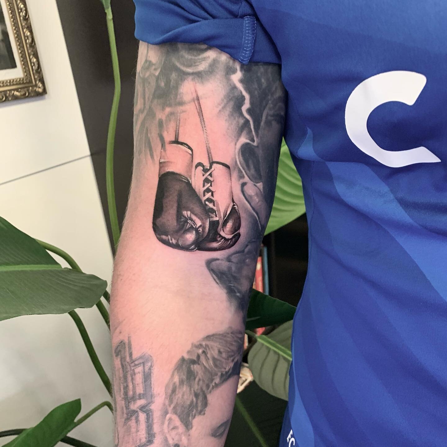 Cool little gap filler for @rugbylad1996 

Made using - @dynamiccolor @kwadron @bishoprotary @criticaltattoosupply 

GAC 

#boxing #tysonfury #tyson #boxinggloves #ring #everton #tattoo #uktattooartists #uktattoo #boxingtattoo