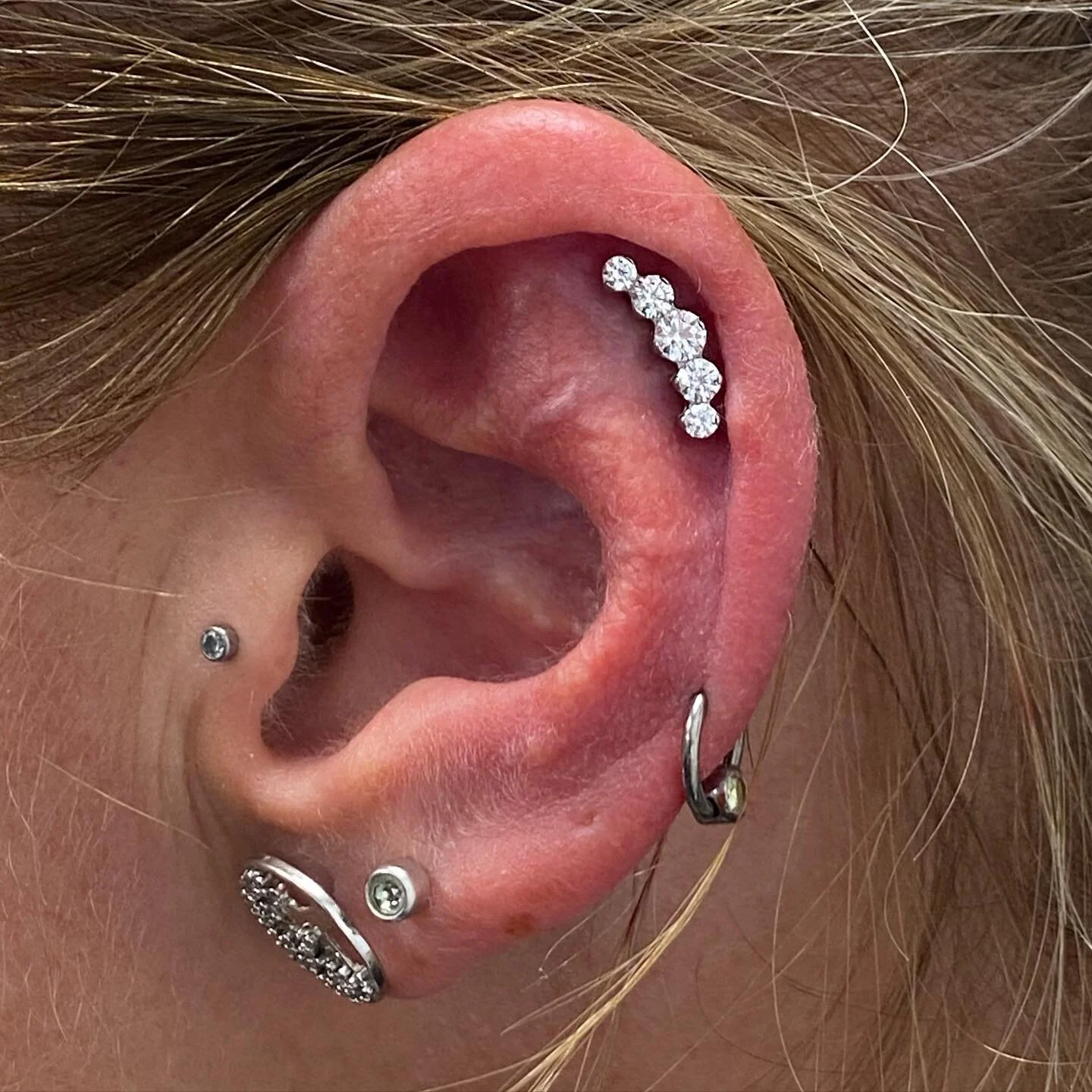 Fresh helix and a bunch of healed / downsized bits on one of my most solid clients. Thank you, kerie 🙏🏼
&bull;
Jewellery by @industrialstrength / @anatometalinc 💎