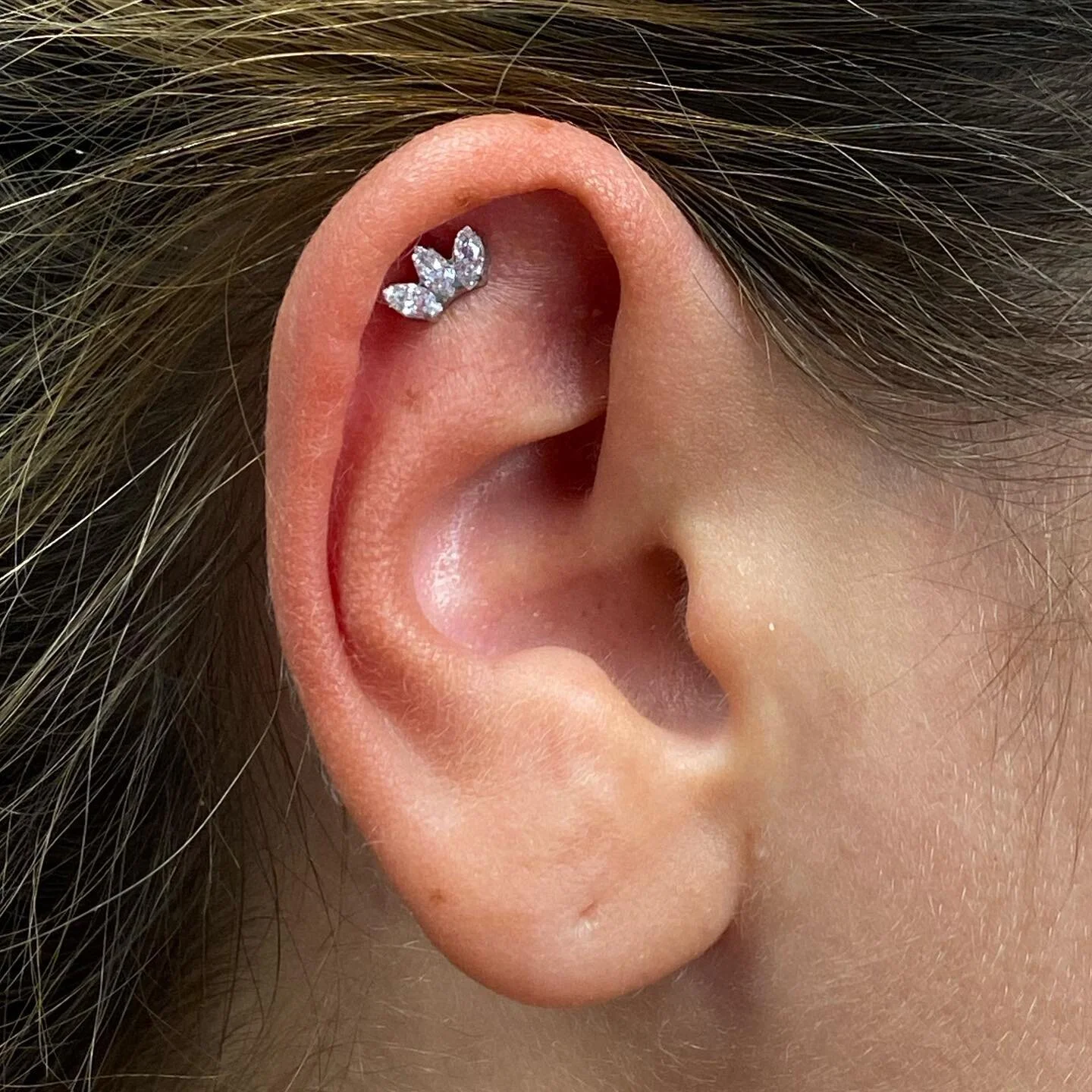 Helix piercing with a marquise fan from @industrialstrengthuk / @industrialstrength 💎