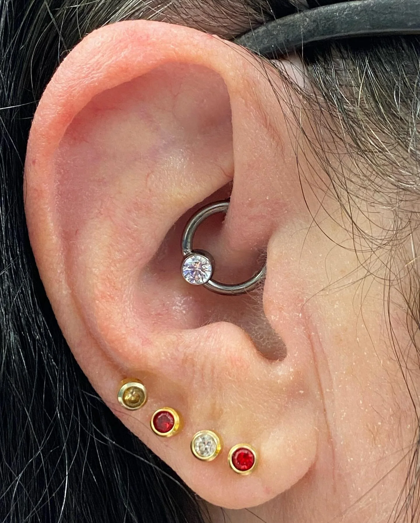 Paired daiths (one healed / one fresh) . Jewellery by @anatometalinc / @apex_piercing 💎 
&bull;
&bull;
#freebirdtattoo #ellesmereport #daith #daithpiercing #vegantattoostudio