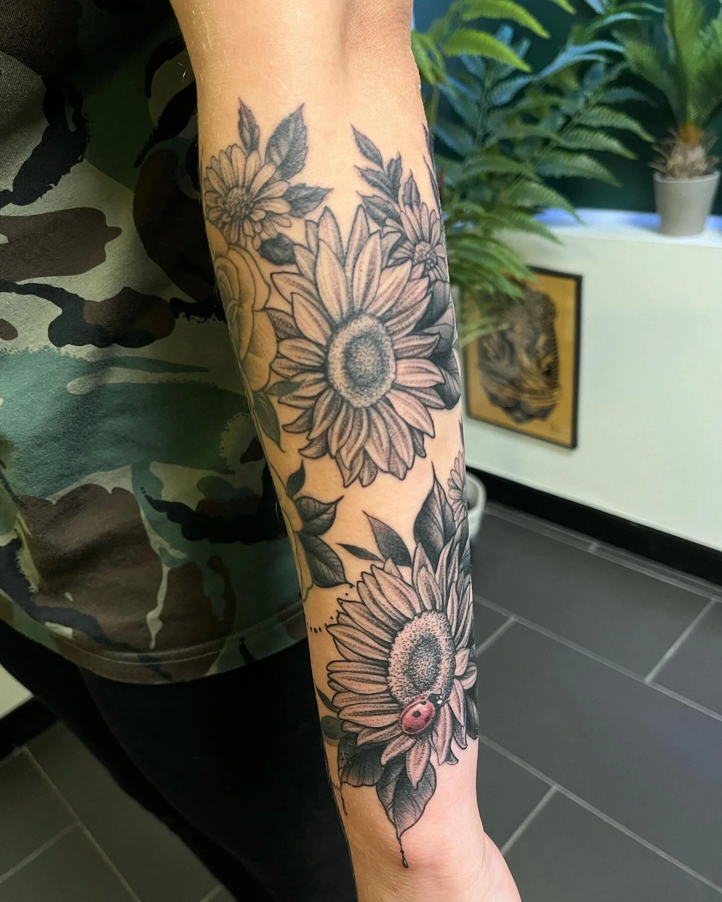 Sunflowers and daisies for Rosie 🐞 thank you lovely 🙏🏻💚