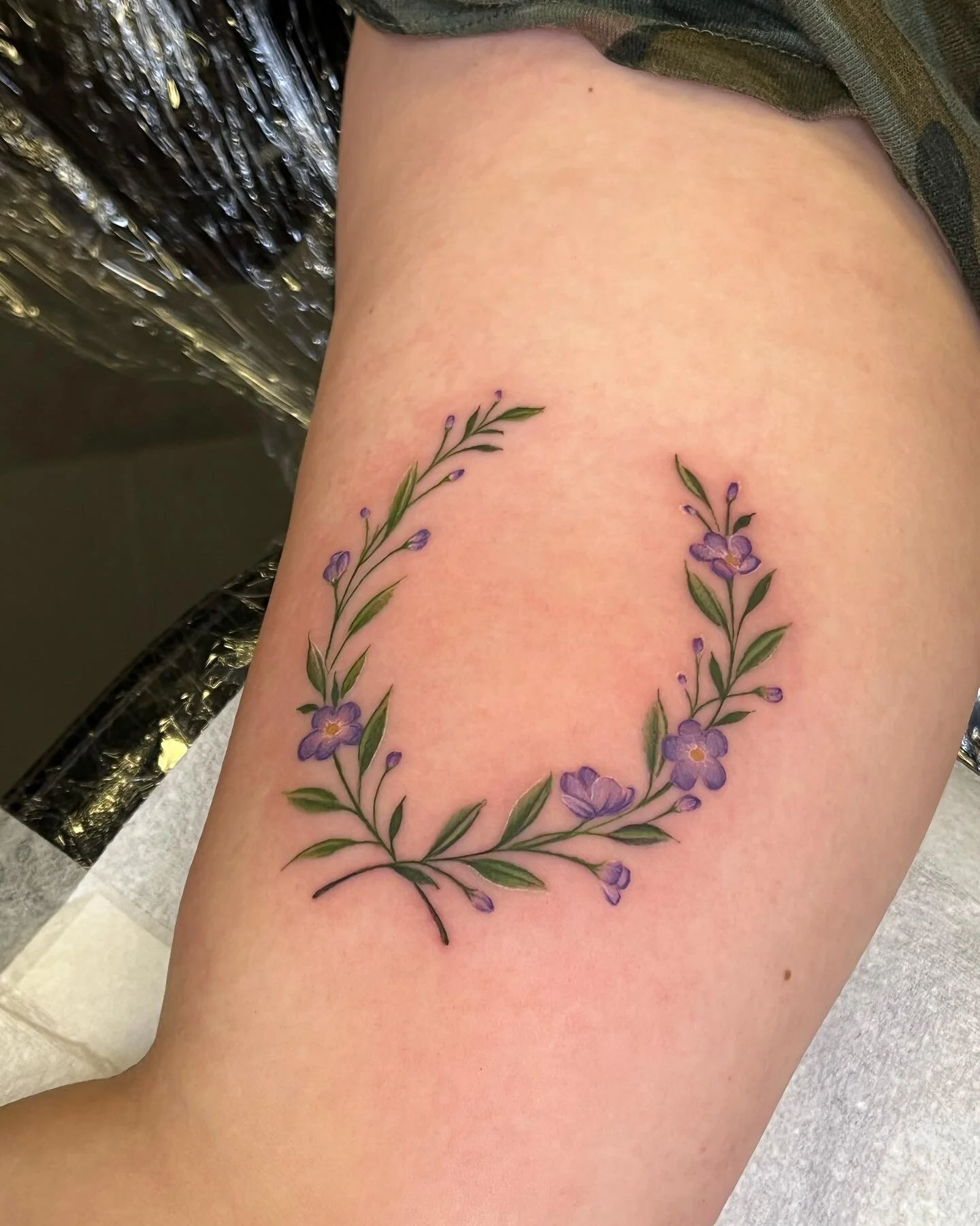 🍃🌸 floral wreath for Naomi&rsquo;s first tattoo. Thank you lovely 🙏🏻💚