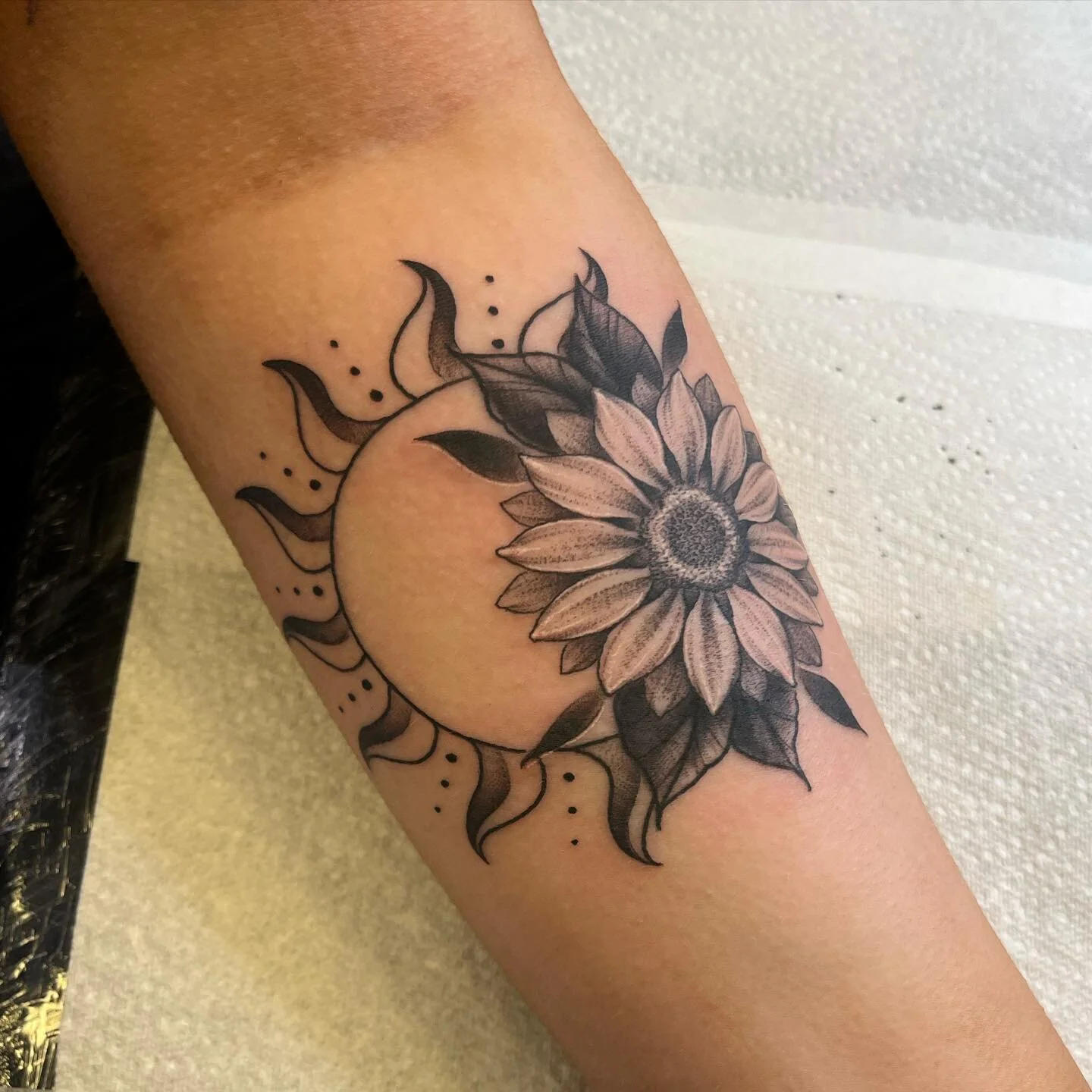 ☀️🌻 part of a mother/daughter set for Ashleigh&rsquo;s first tattoo. Thanks for coming through lovely 🙏🏻💚