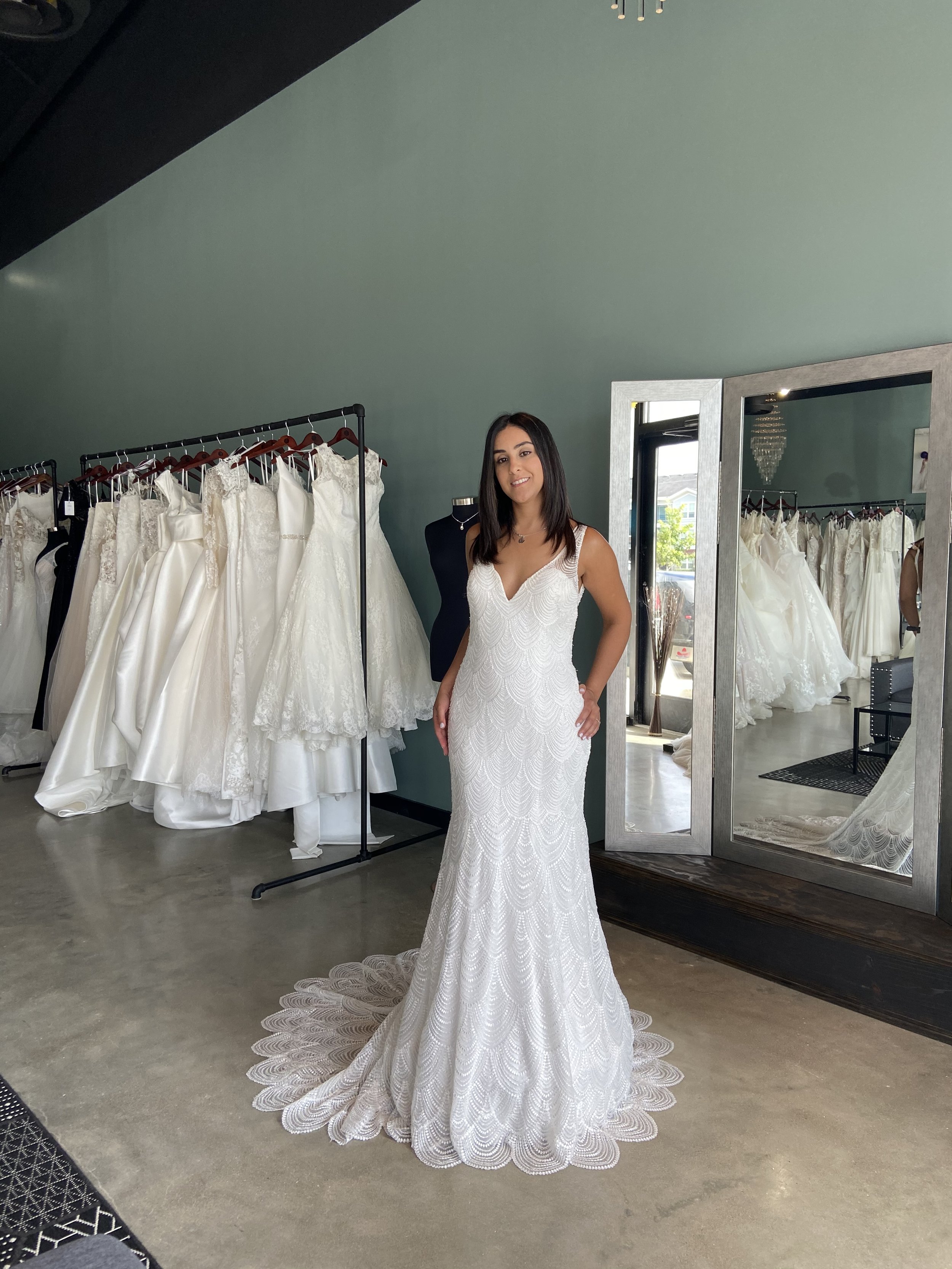 Justin Alexander 88057
Trumpet beaded chandelier lace
Size 12 $1357