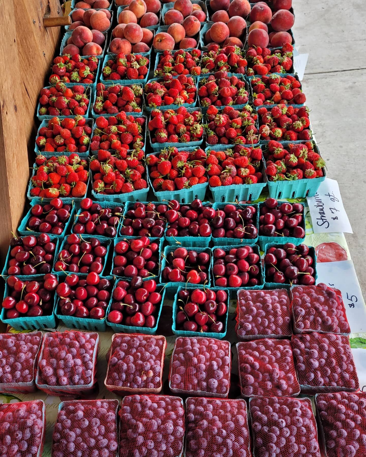 Happy 4th of July weekend!  So many awesome items this weekend!  Kick off the season for native corn, rich may peaches, green beans, zucchini, golden zucchini and yellow squash. And it's the grand finale weekend for our cherries, asparagus, strawberr
