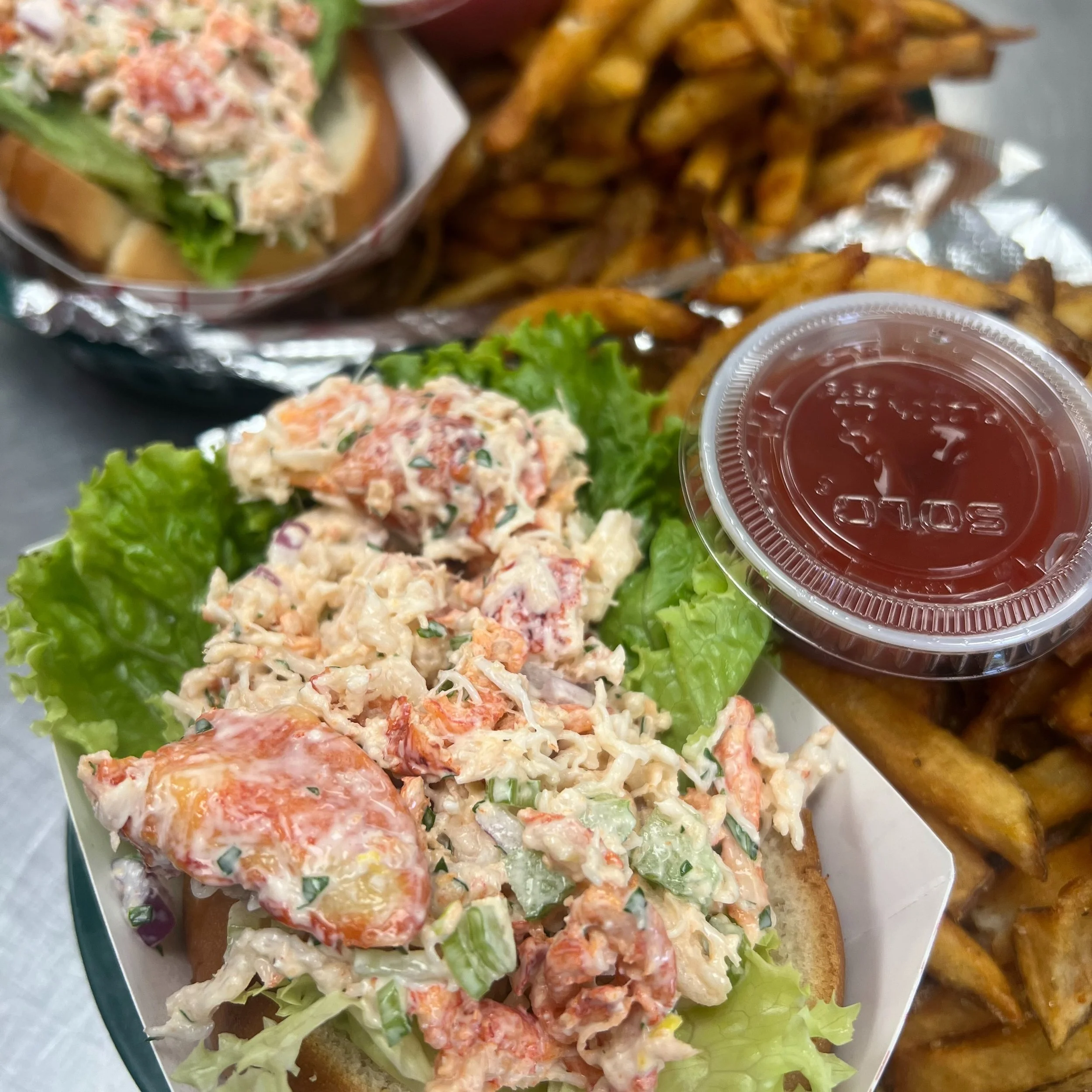🚨🦞🚨LOBSTER ROLL FRIDAY TOMORROW🚨🦞🚨
Tomorrow from 11-3 (or until supplies last) we will be serving our famous lobster rolls!! We also have a variety of fresh picked produce including peaches, strawberries, blueberries, &amp; more!! Stop by 3582 