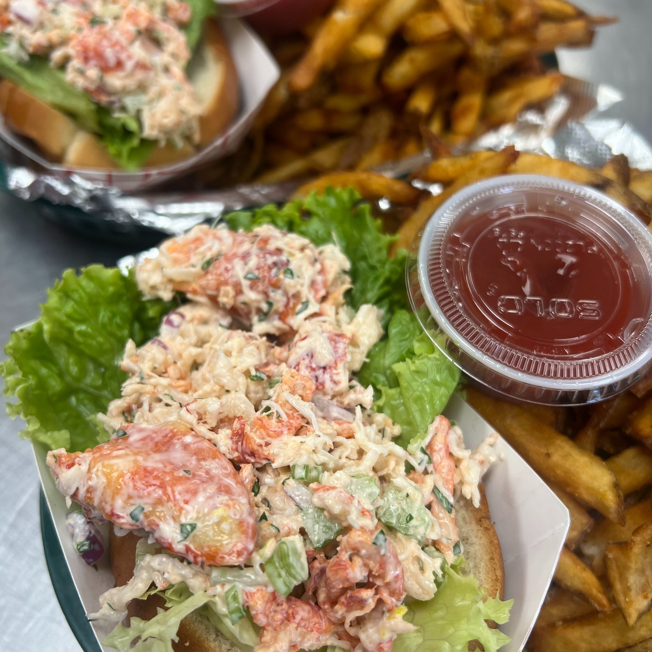 🚨🦞🚨LOBSTER ROLL FRIDAY TOMORROW!!!🚨🦞🚨
Join us tomorrow ONLY between 11 and 3 for our delicious, house-made lobster salad a top a bed of lettuce on a toasty, buttery bun&hellip; YUM!!! We also have NEW lunch specials on the board AND a variety o