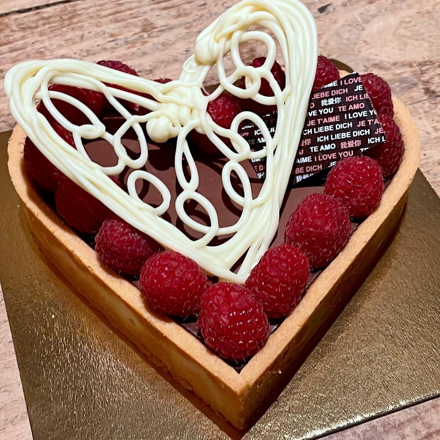 The Valentine&rsquo;s tart has a thin layer of homemade raspberry puree, covered with an extra-bitter chocolate ganache, in a sweet dough shell. This heart is topped with fresh raspberries and chocolate decor. 
We will also have decadent raspberry-ch