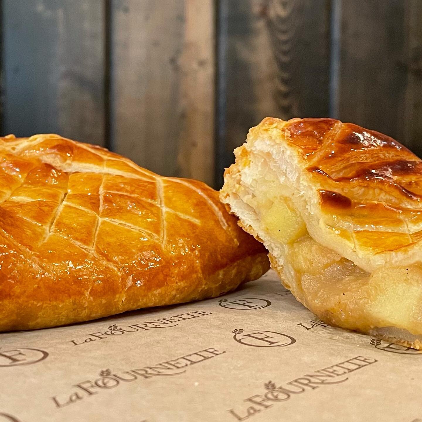 Le chausson aux pommes, or apple turnover! Made with puff pastry dough and a &lsquo;Reinette/Granny Smith&rsquo; apple compote filling, it is the latest addition to our pastry selection. Available starting now!