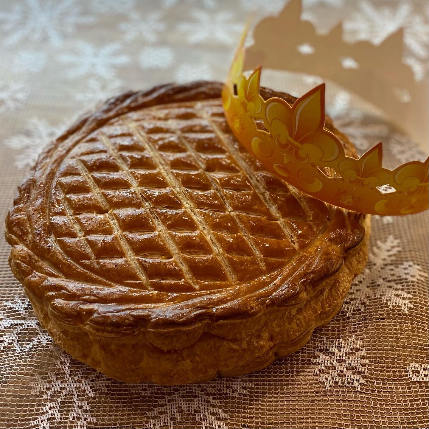 Happy New Year 2021! January is time for a fresh start and new resolutions but most importantly it means that the galettes des rois are here! 
With its creamy almond filling between two layers of flaky puff pastry, it is irresistible.
Baked inside th
