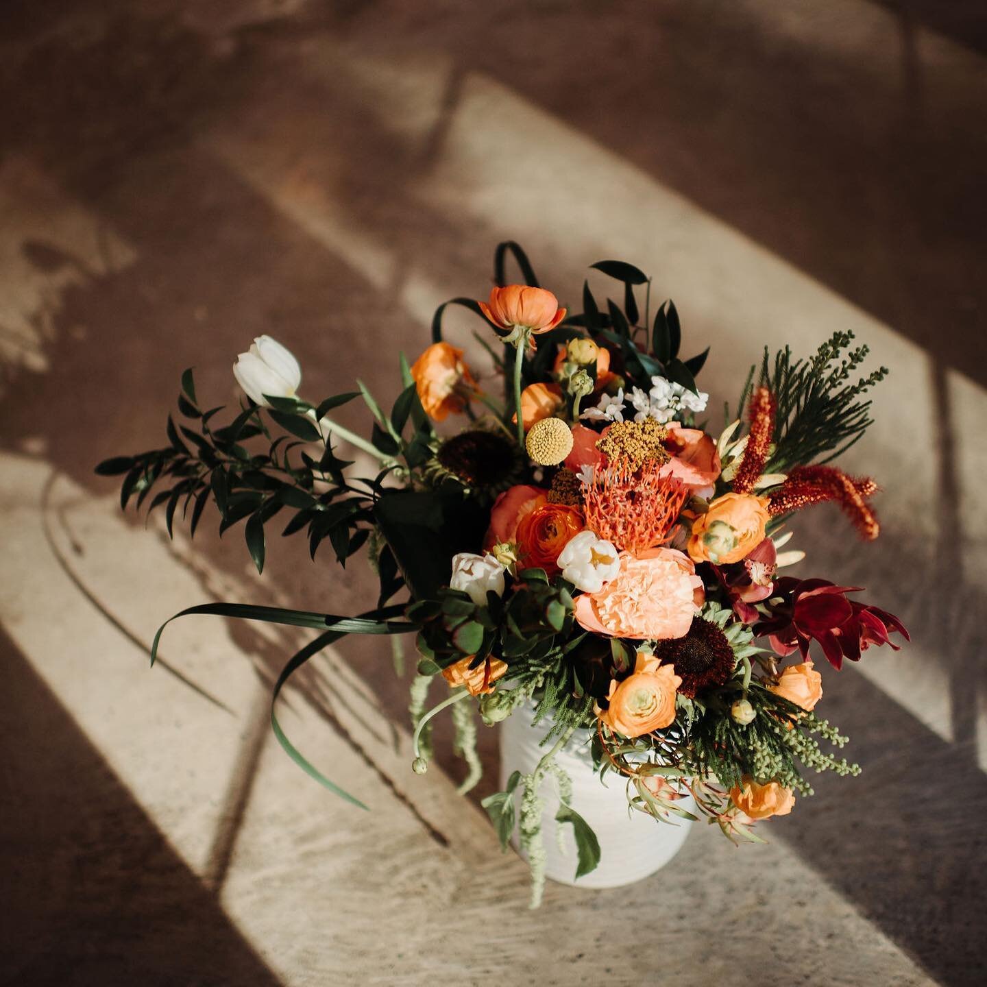 Floral inspiration 🌸

Who says you can&rsquo;t do a warm, summery palette in the winter?! 

Photography: @rebeccalynnlifestyle 
Florals: @cambridgefloralmn 
Venue: @pinewood.mn 
Dress: @bridal_emporium_braham 
Hair: @salon311inc 
Earrings: @claybyan