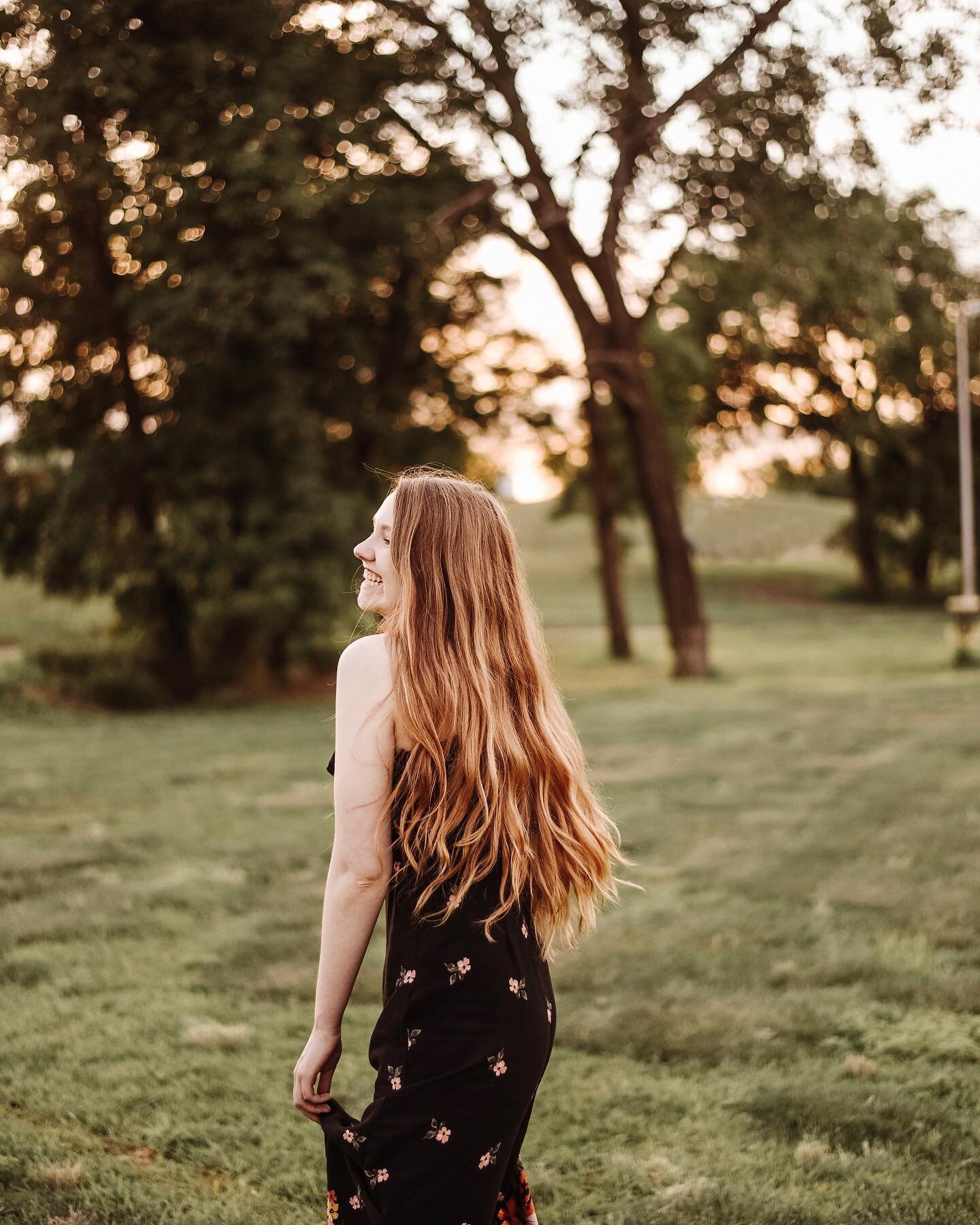 I can&rsquo;t wait for those golden hour senior sessions this summer and fall! Check my &ldquo;availability&rdquo; highlight to see what dates are still available for senior sessions ✨ #rebeccalynnlifestyle #rebeccalynnlifestyleseniors