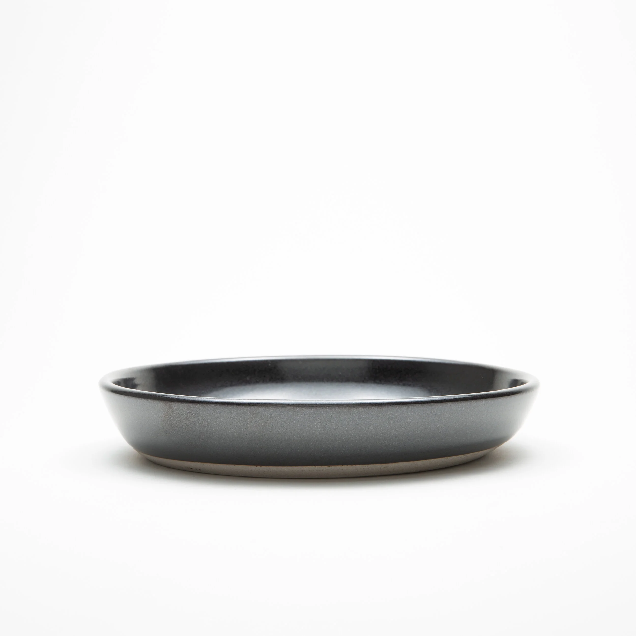 Md round plate black.jpg