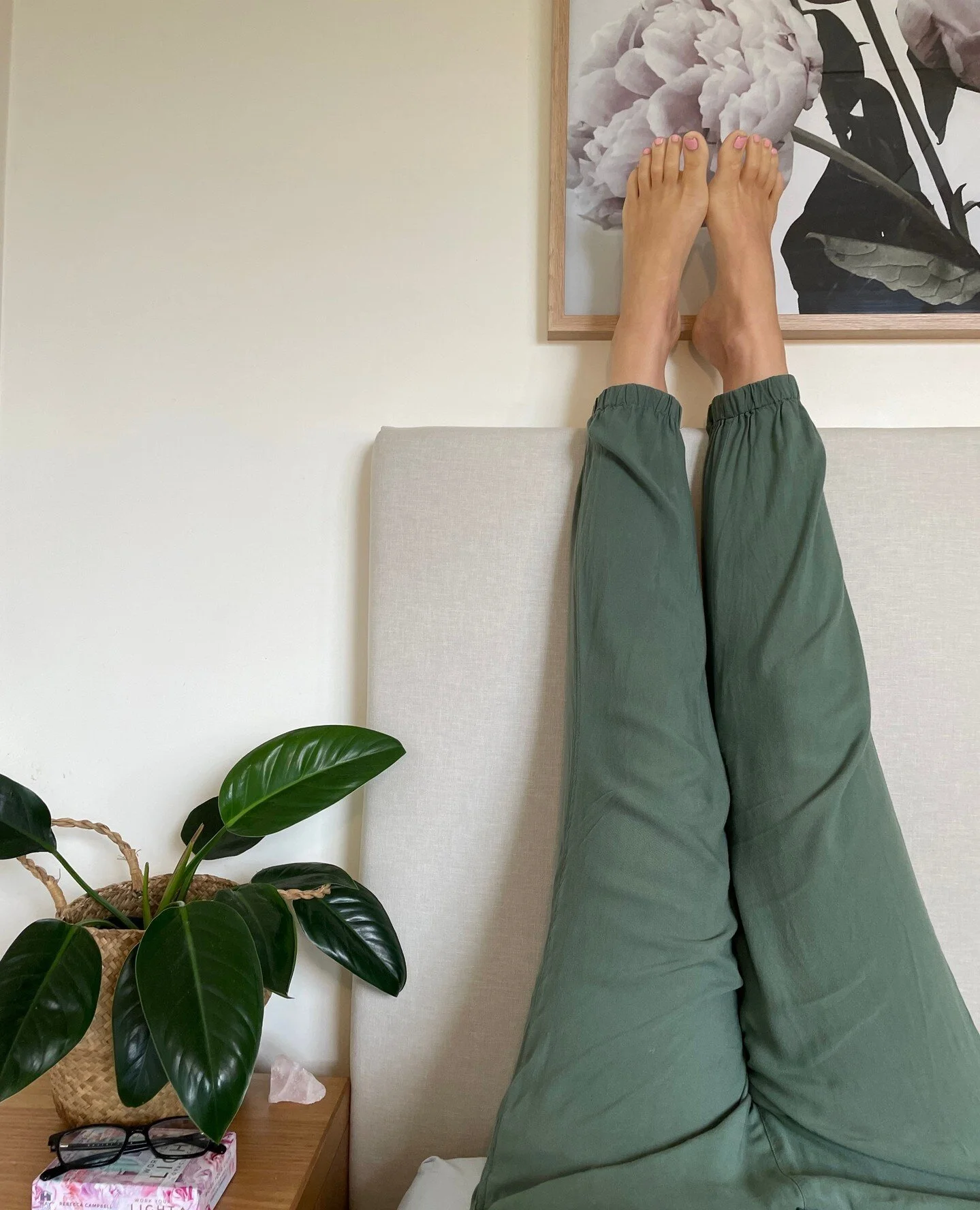 If it's been a big week or you've been on your feet all day, try this restorative yoga pose with your legs up the wall. 10 mins at the end of the day does wonders:⁠
⁠
✔️Improves circulation ⁠
✔️Promotes lymphatic drainage of excess fluid build up⁠
✔️