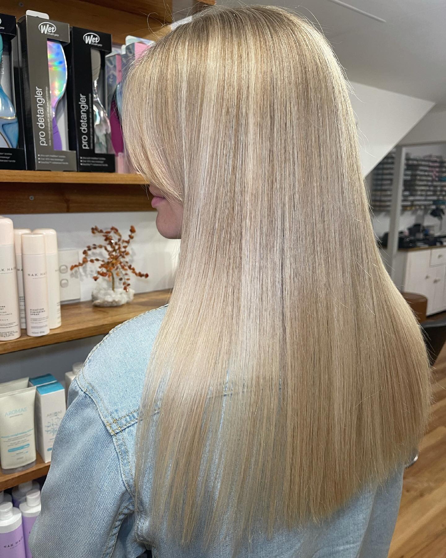 Full head of foils using a mixture of teased medium weaves and baby lights to achieve more coverage of blonde as it was the first full head in a long time! I also toned with a permanent colour to lift the natural hair left out around the foils while 