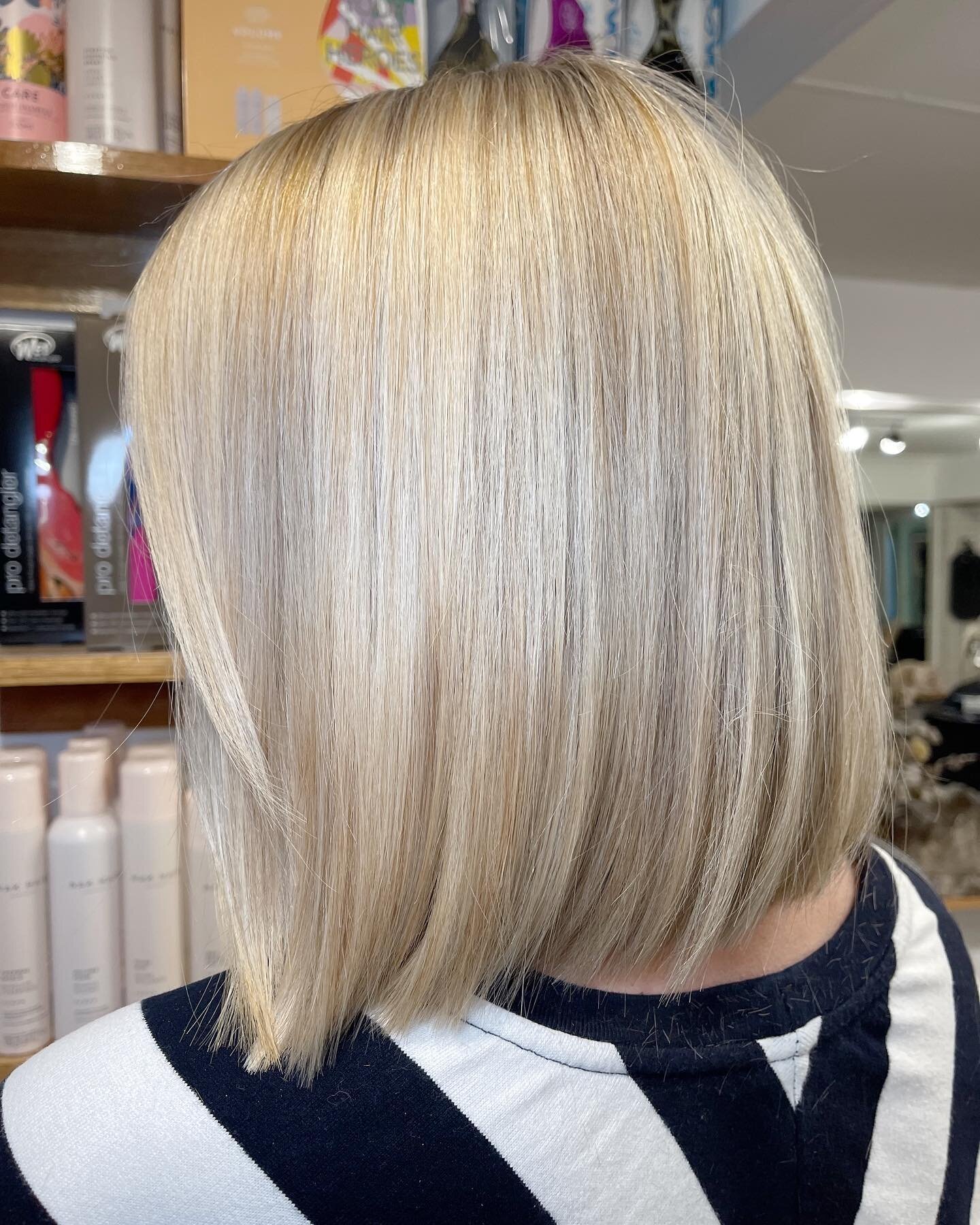 This!! - - &gt; check the before!
First visit, full head of foils &amp; a new gal she is! Work in progress, it&rsquo;s not 100% back to it&rsquo;s former blonde bob GLORY but damn this mumma is back 🔥 

#hairpics #brisbanemodel #softwaves #waveyhair