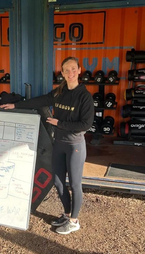 A women in gym clothing coaching